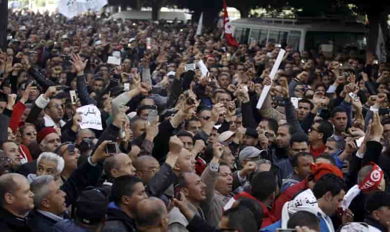 Les policiers tunisiens manifestent