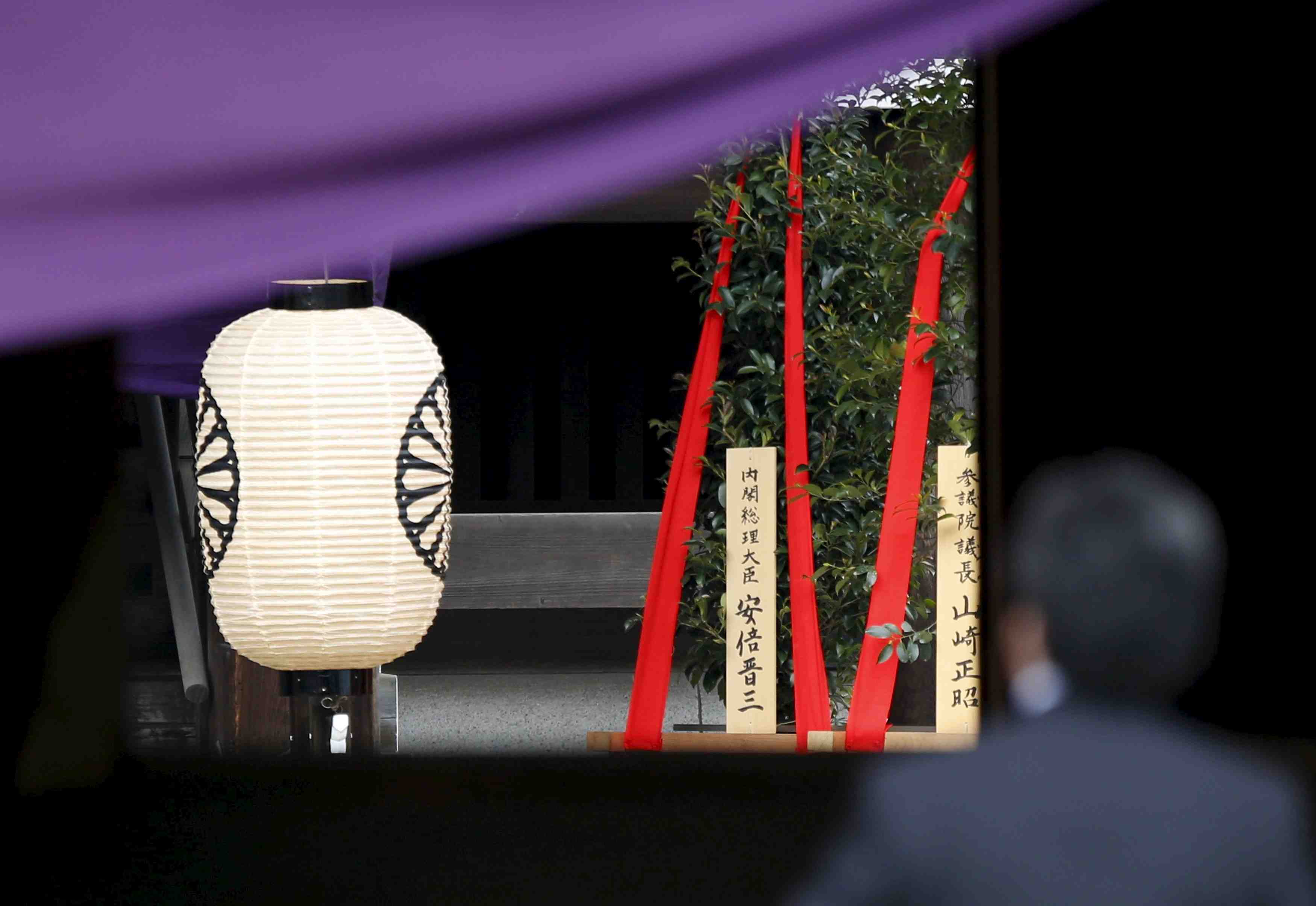 Shinzo abe a effectue une offrande rituelle au sanctuaire de yasukuni