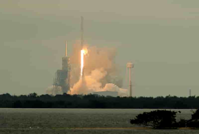 Lancement reussi d'une fusee spacex depuis cap canaveral