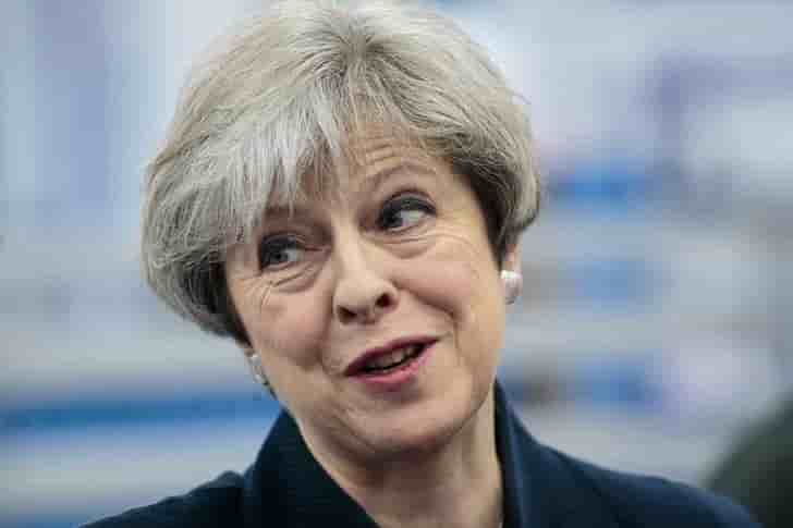 Les tories de may toujours largement devant le labour, selon des sondages