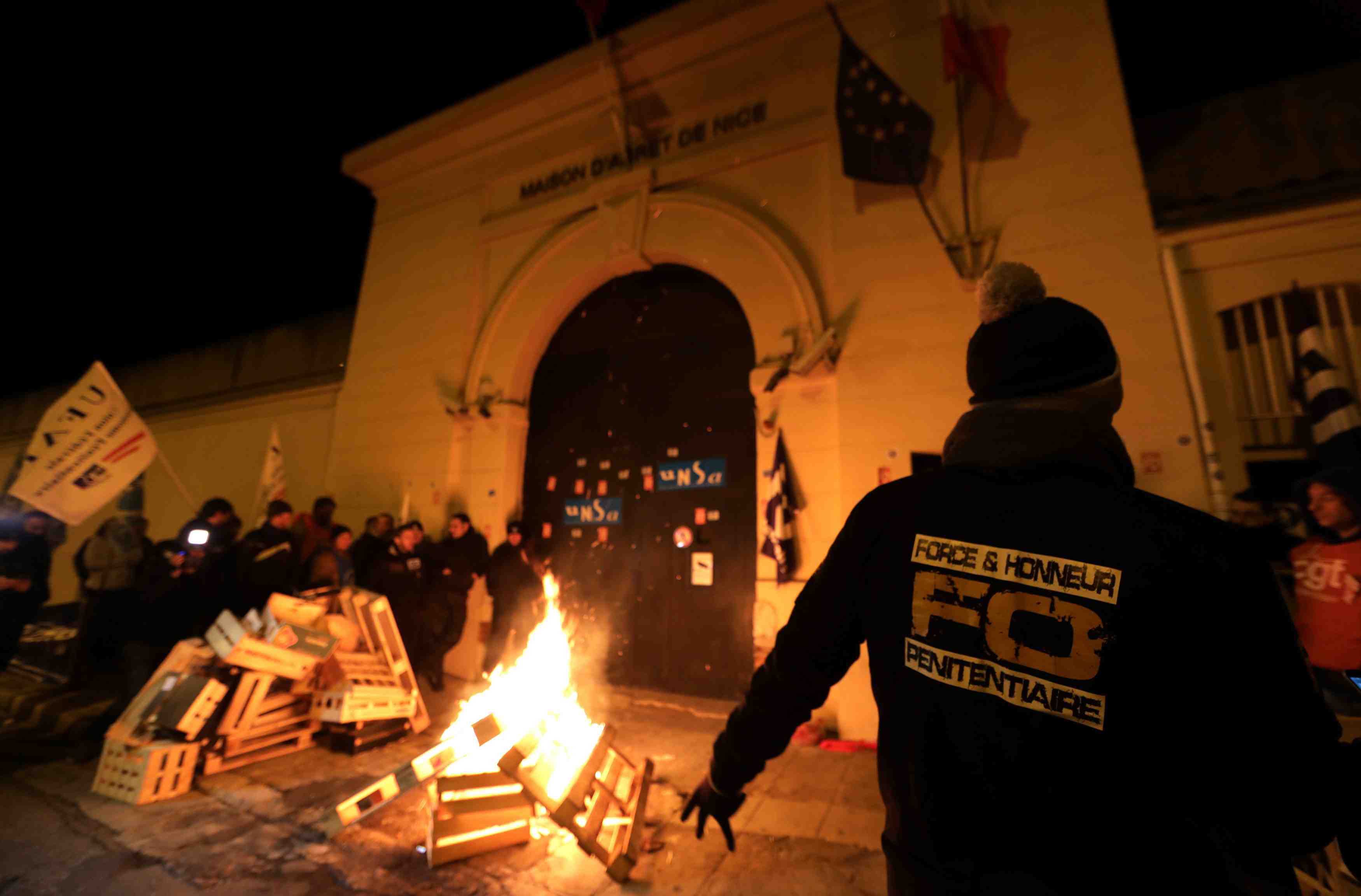 Des gardiens en colere bloquent les prisons francaises