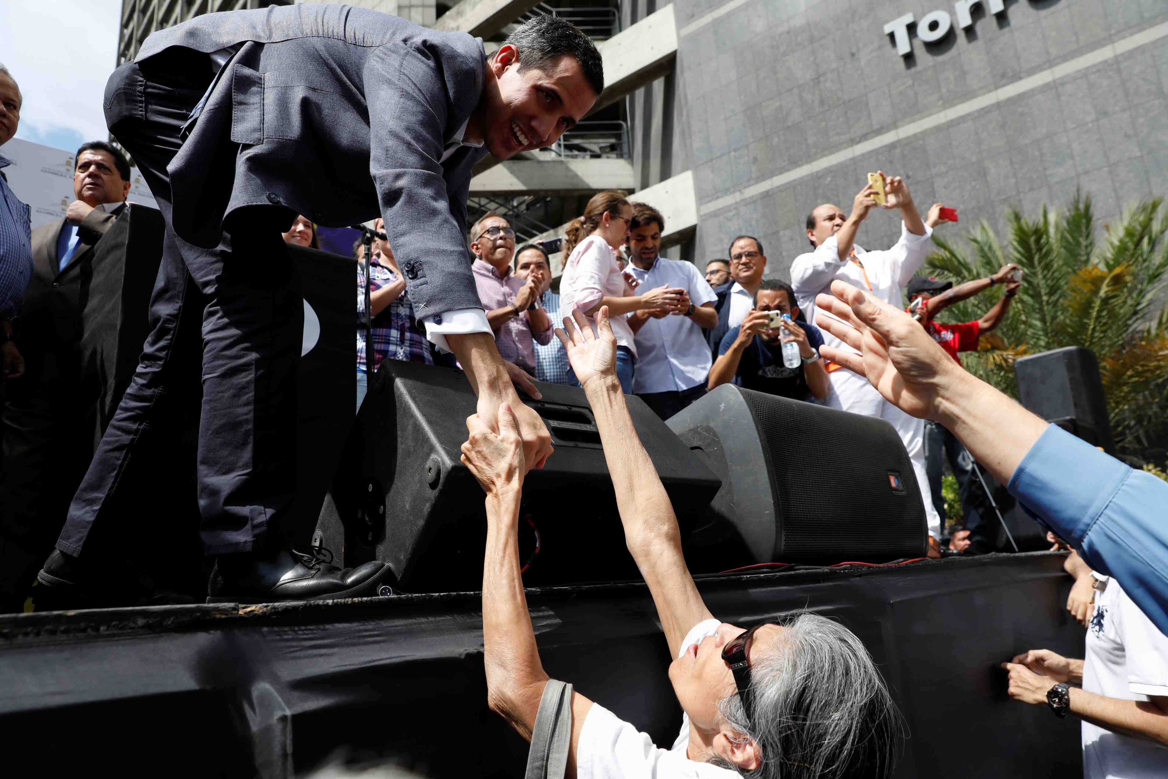 Venezuela: le chef du parlement se dit pret a assurer la presidence du pays
