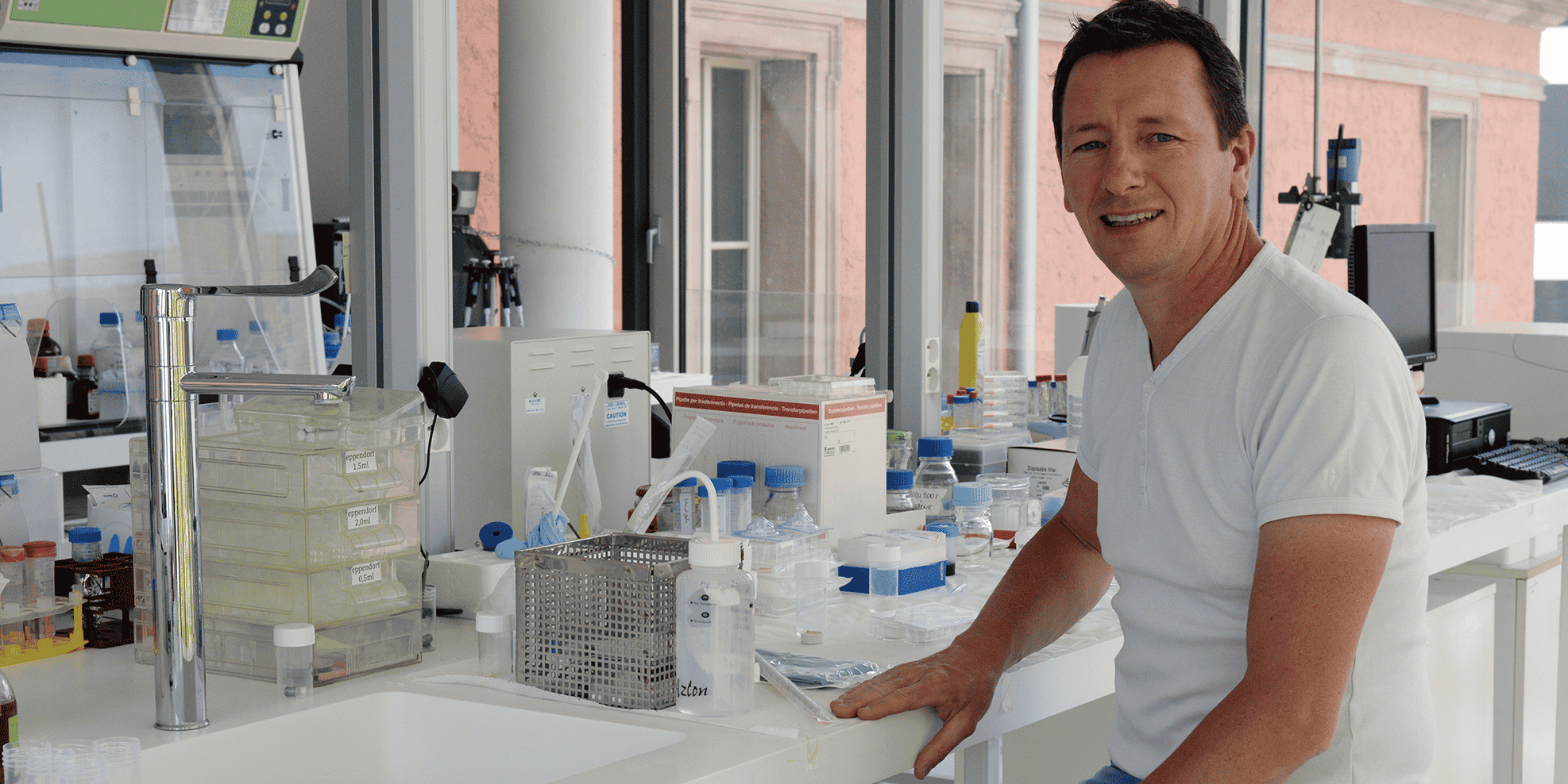 Le chercheur strasbourgeois Philippe Lavalle, dans son laboratoire de l'Inserm.
