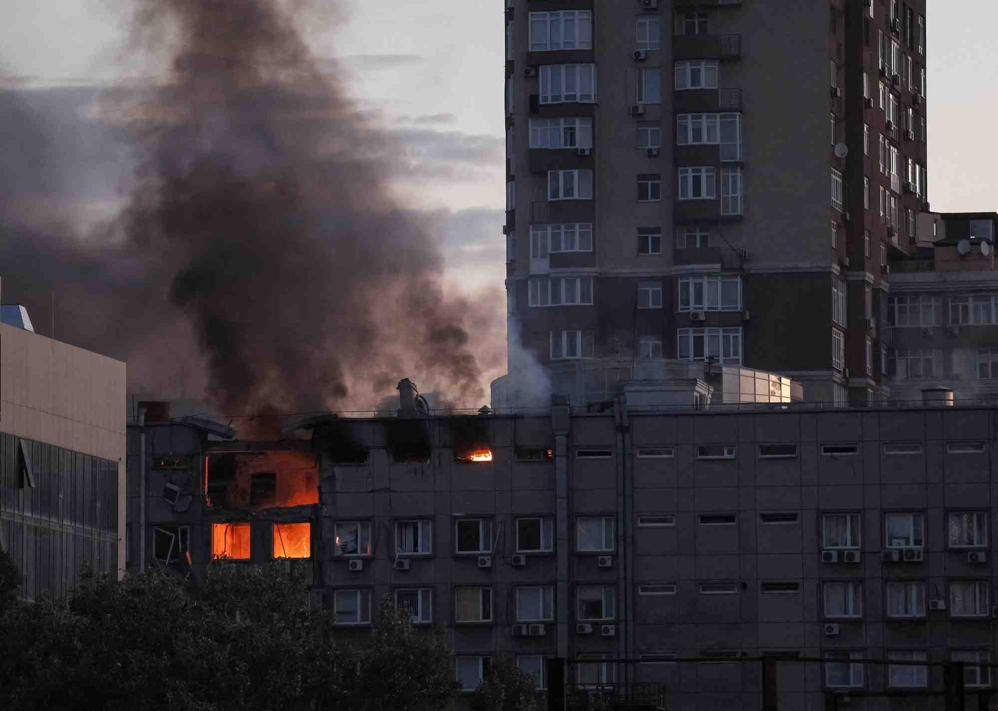De la fumee s'eleve d'un batiment apres une frappe de drone russe a kyiv, en ukraine