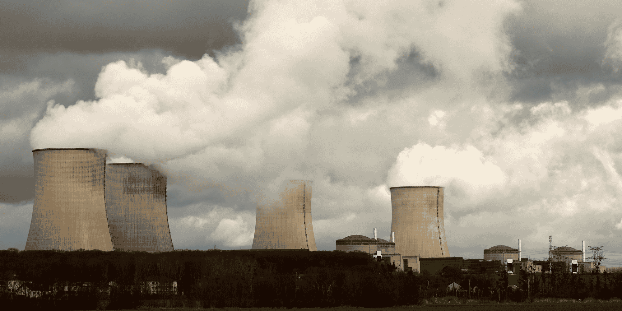 Tours de refroidissement et reacteurs de la centrale nucleaire d'electricite de france a cattenom