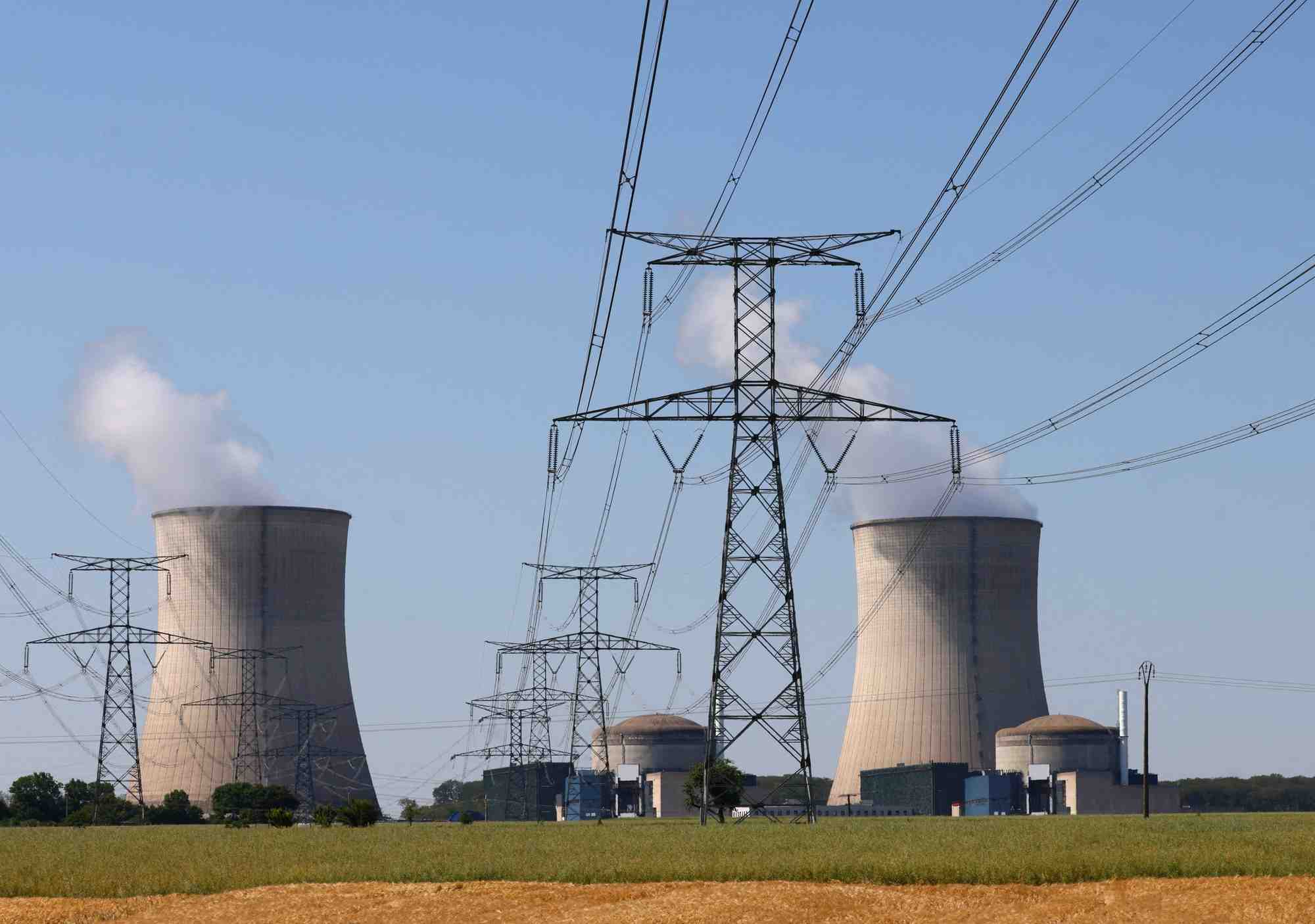 Les tours de refroidissement et reacteurs de la centrale nucleaire d'edf a cattenom, en france