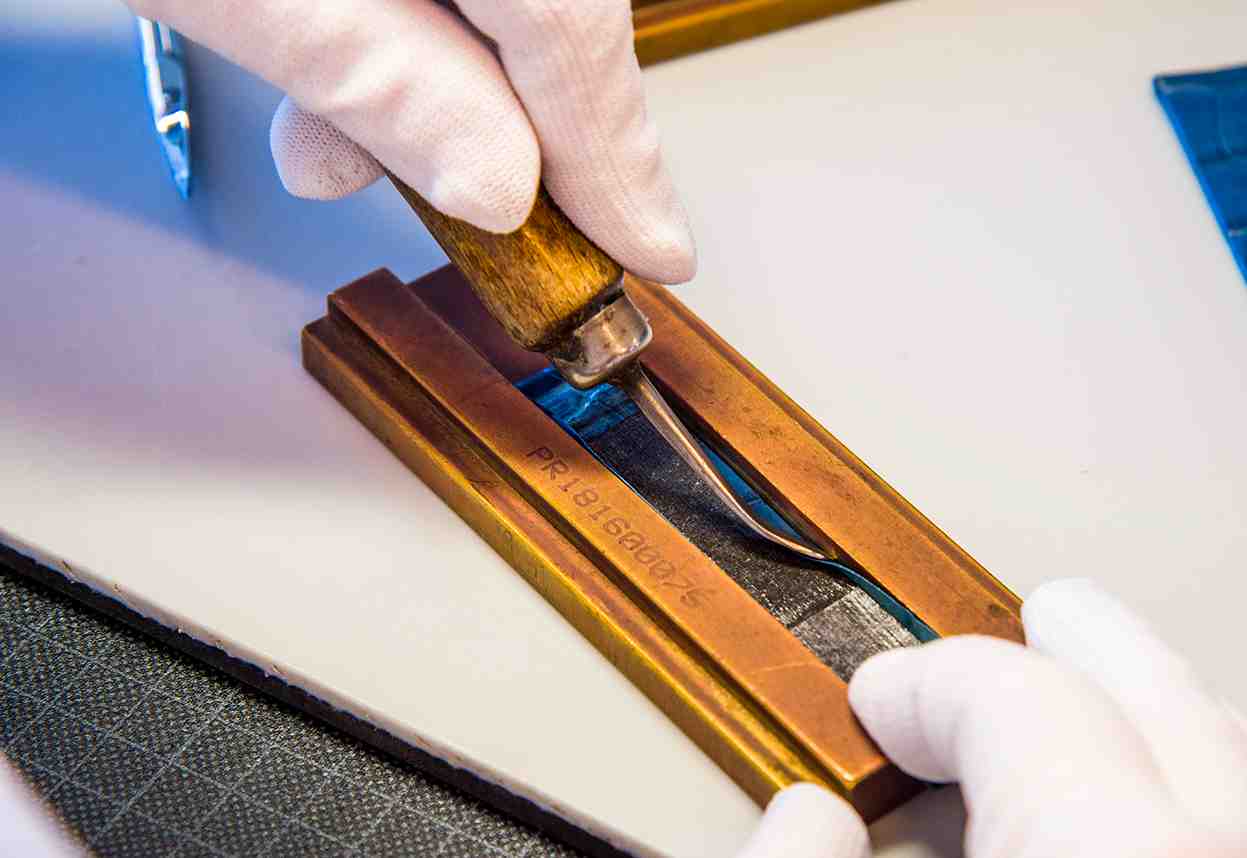 Le groupe Créations Perrin qui maitrise le savoir-faire du bracelet en cuir pour la haute horlogerie, depuis 150 ans, a diversifié son activité dans la maroquinerie.