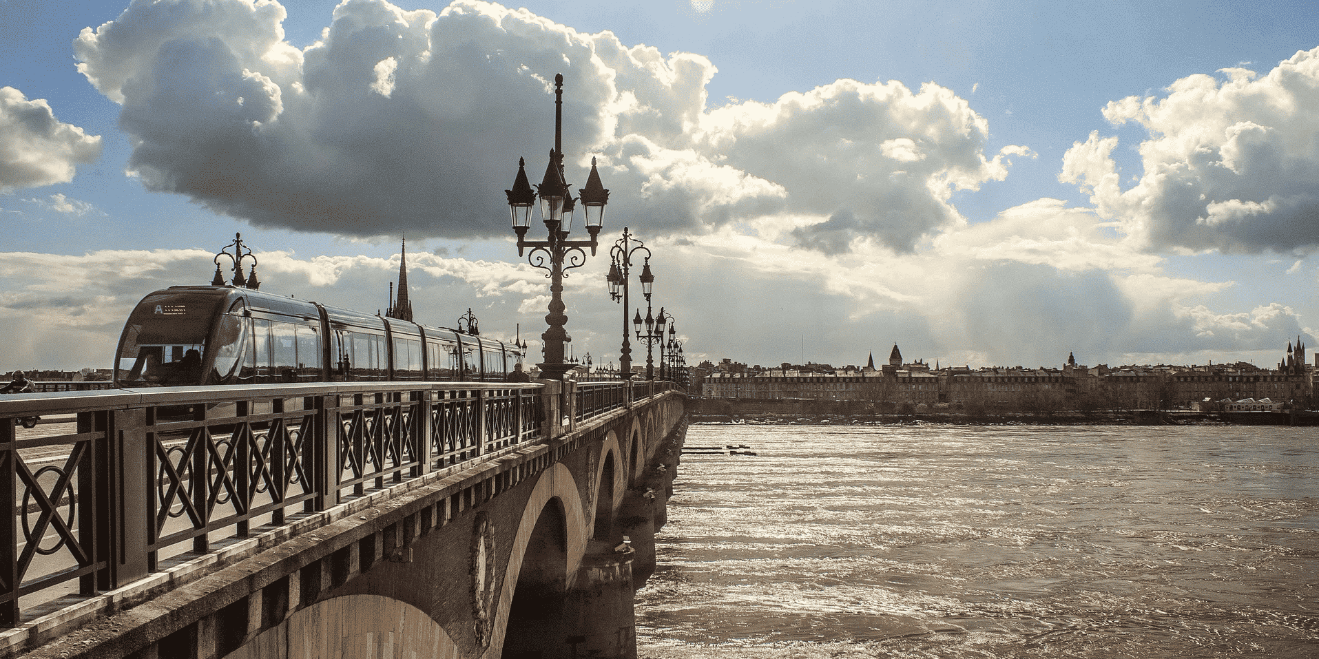 Bordeaux a reconduit ses trois députés sortants Thomas Cazenave, Nicolas Thierry et Loïc Prud'homme tandis que le front républicain a barré la route à l'extrême-droite dans le reste de la Gironde.