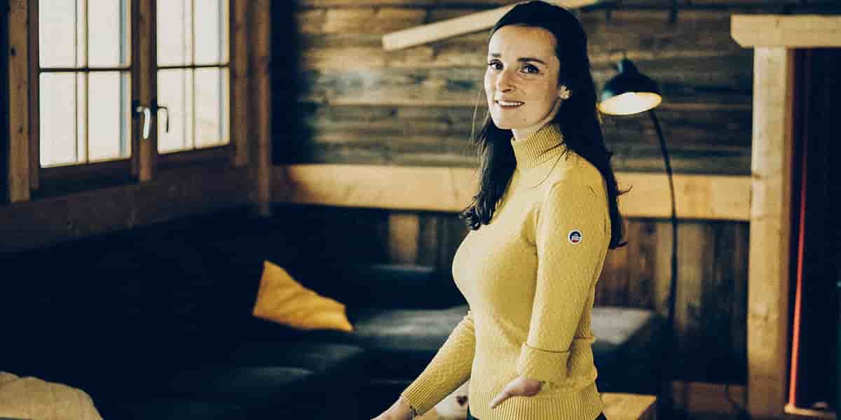 Marie Bochet dans son fief d’Arêches (Savoie), en mars 2021. L'ancienne championne paralympique slalome entre autobiographie, Science-Po et France Inter.