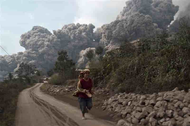 Onze morts à Sumatra à cause de l'éruption du volcan Sinabung