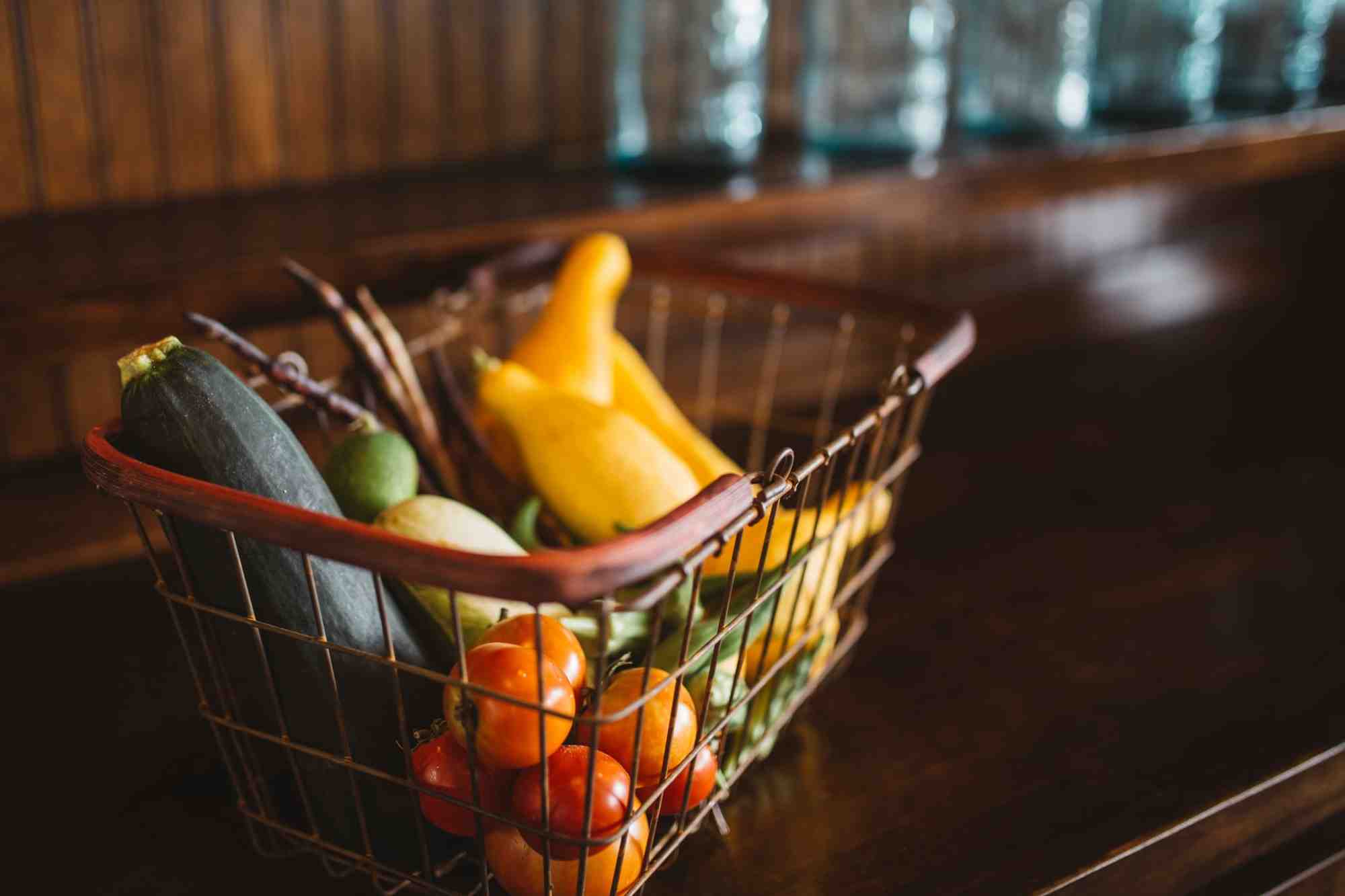 Légumes frais dans un caddy, livraison de nourriture, fruits et légumes