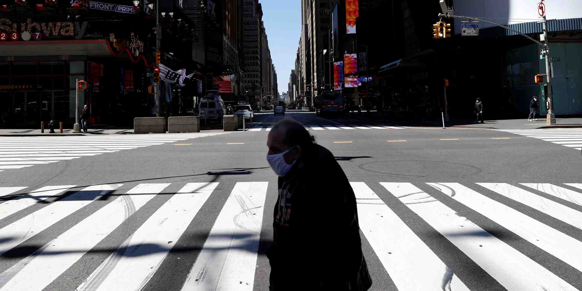 Aux Etats-Unis, après avoir ralenti ces trois derniers jours, le rythme de décès quotidiens est reparti à la hausse avec 2.333 décès supplémentaires en 24 heures. Selon plusieurs modèles épidémiologiques, la barre des 100.000 morts pourrait être atteinte d'ici début juin.