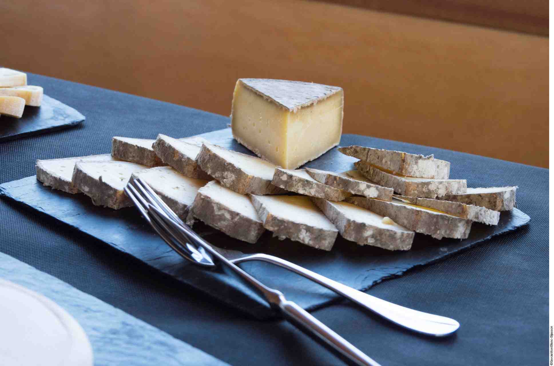 Pour des produits comme la tomme de Savoie, la durée d’affinage moyenne de 30 jours place désormais les premiers produits suspendus début juillet à la merci d’une décision sous une dizaine de jours.