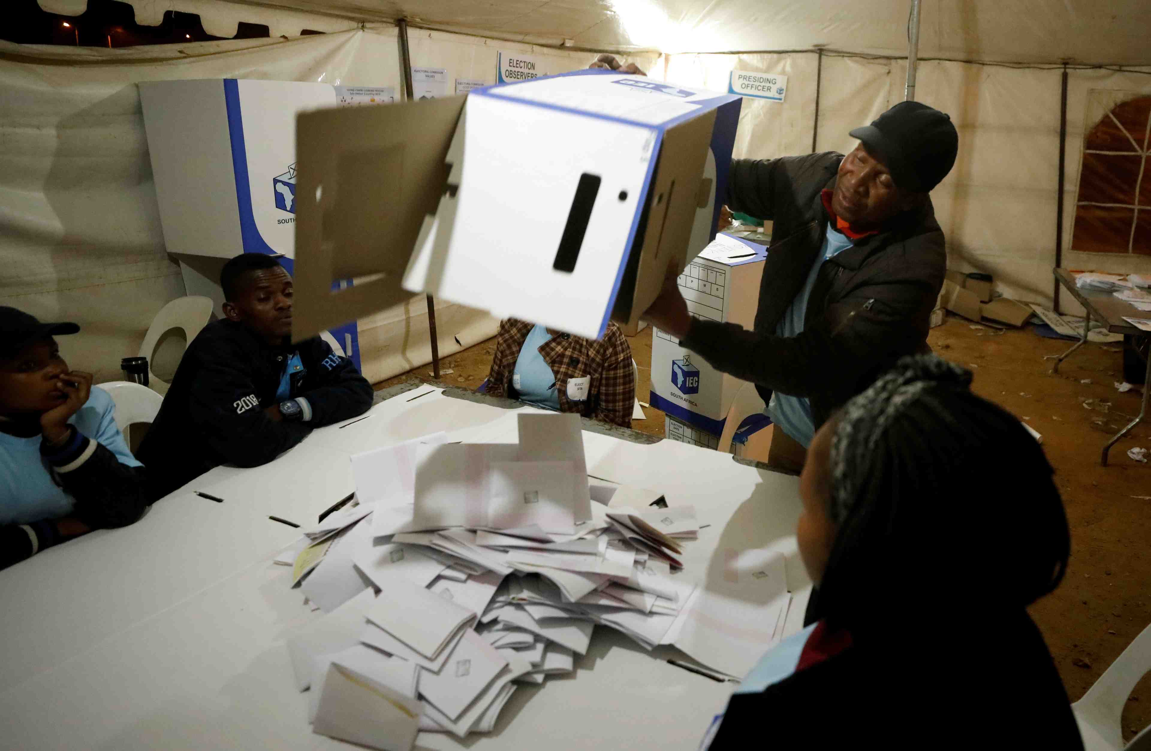 Debut du depouillement apres les legislatives en afrique du sud
