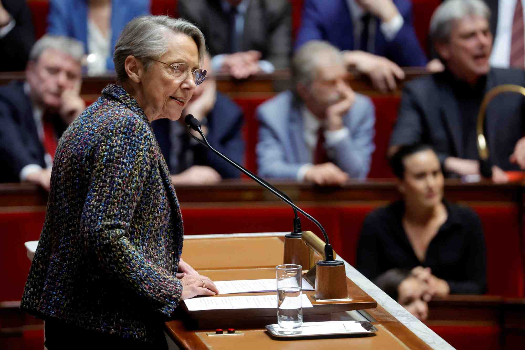 La premiere ministre elisabeth borne annonce l'utilisation de l'article 49.3 de la constitution