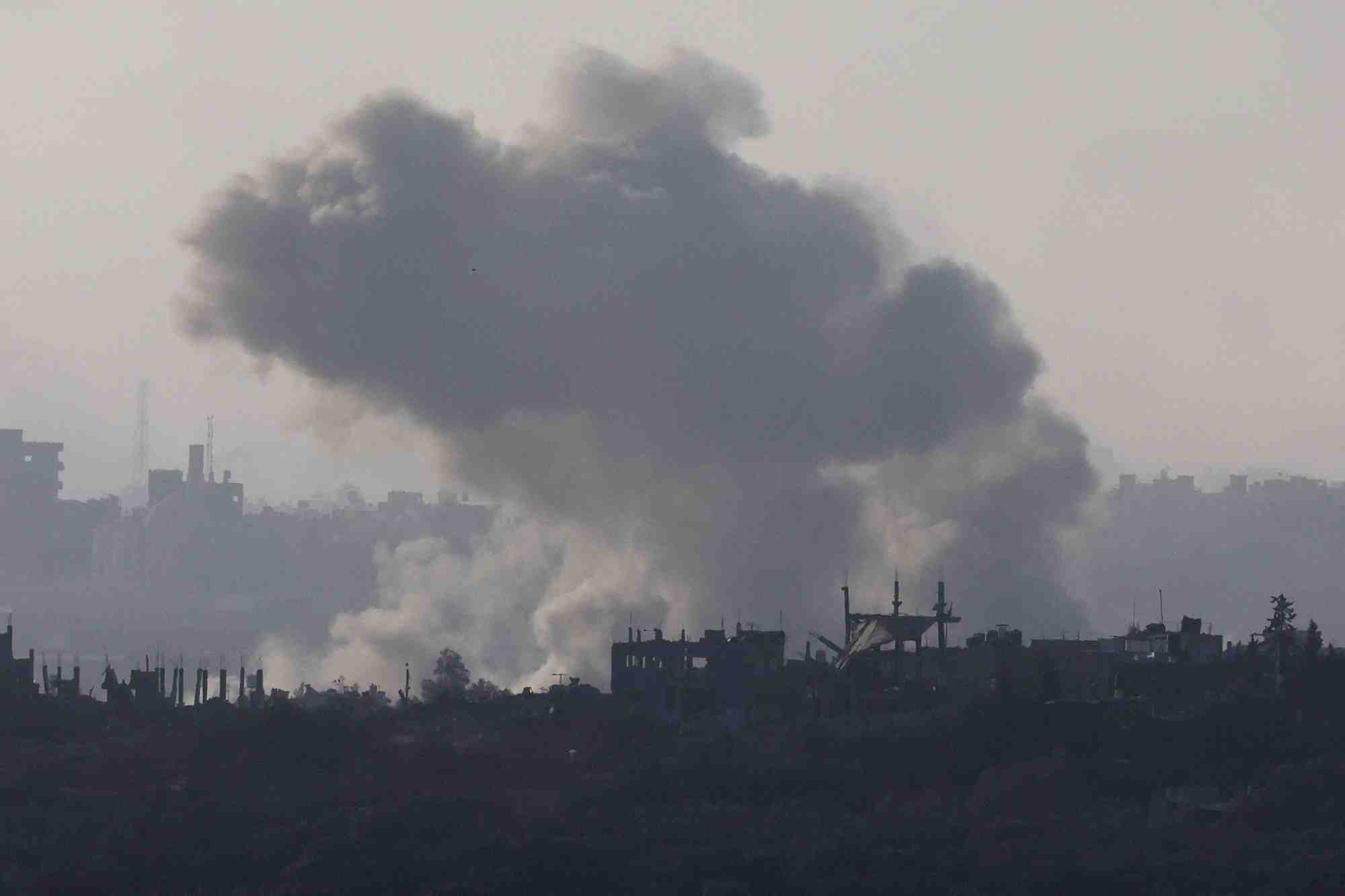 De la fumee s'eleve dans le nord de la bande de gaza a la suite d'une frappe aerienne israelienne