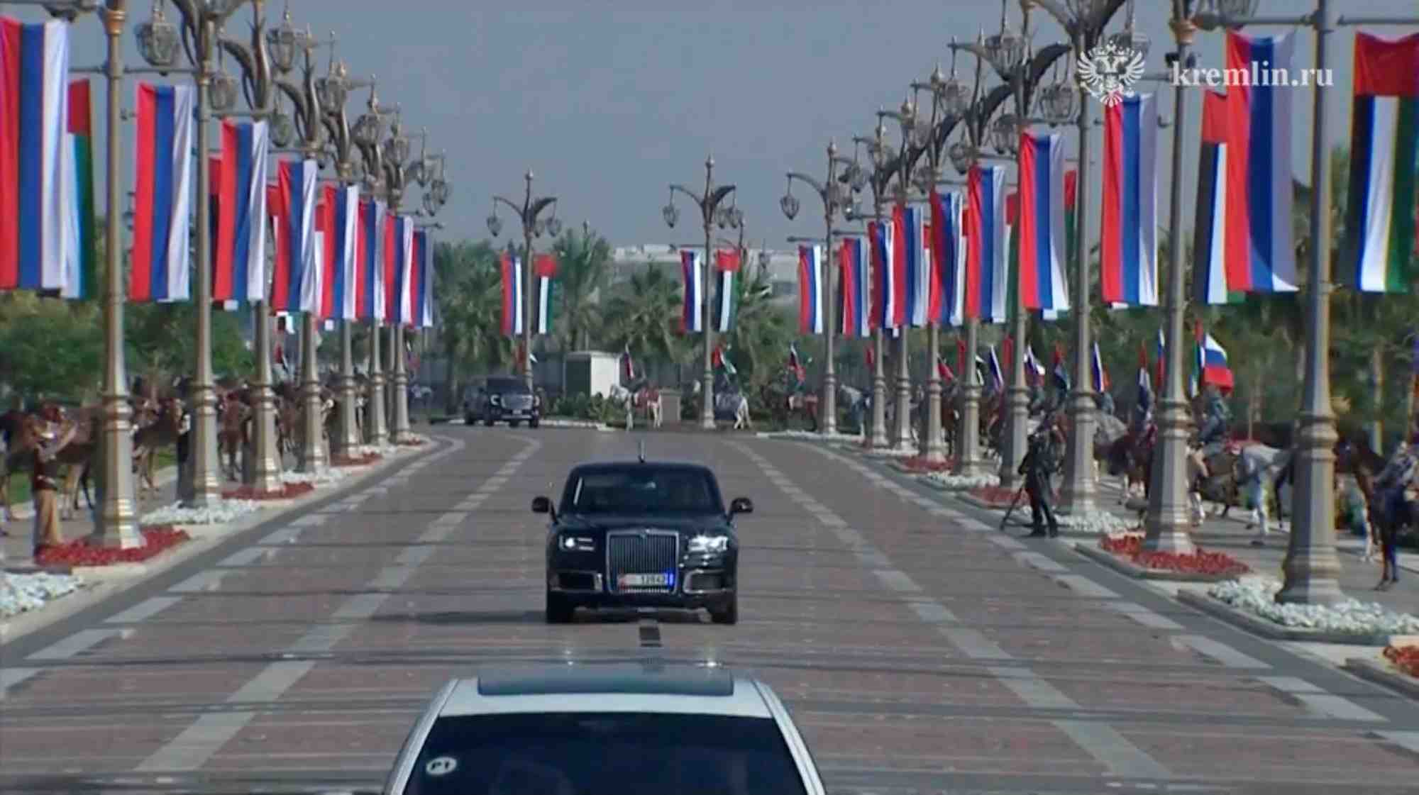Une limousine transportant le president russe vladimir poutine arrive a qasr al watan, a abu dhabi