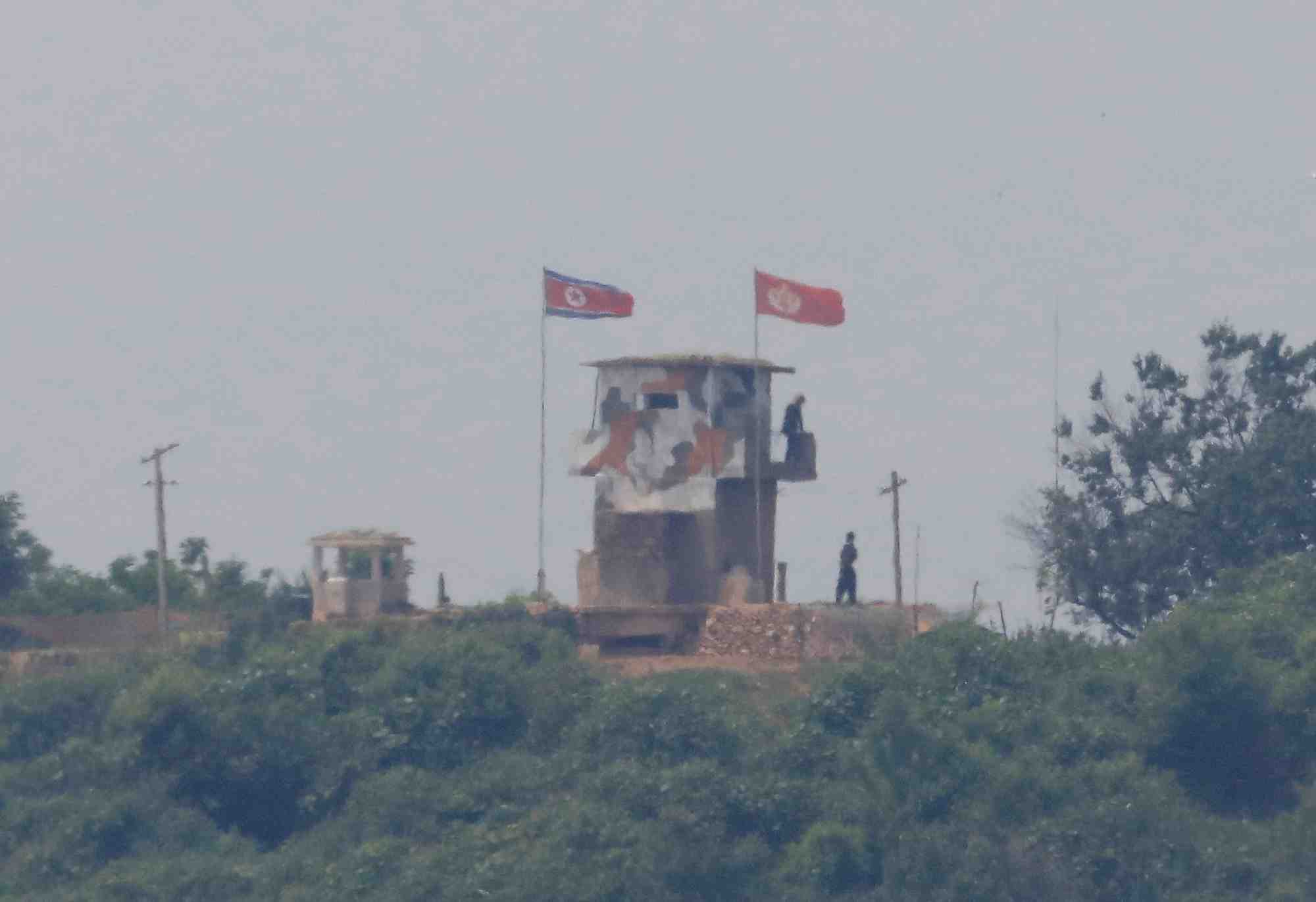 Photo prise depuis paju, en coree du sud, pres de la zone demilitarisee (dmz) separant les deux corees