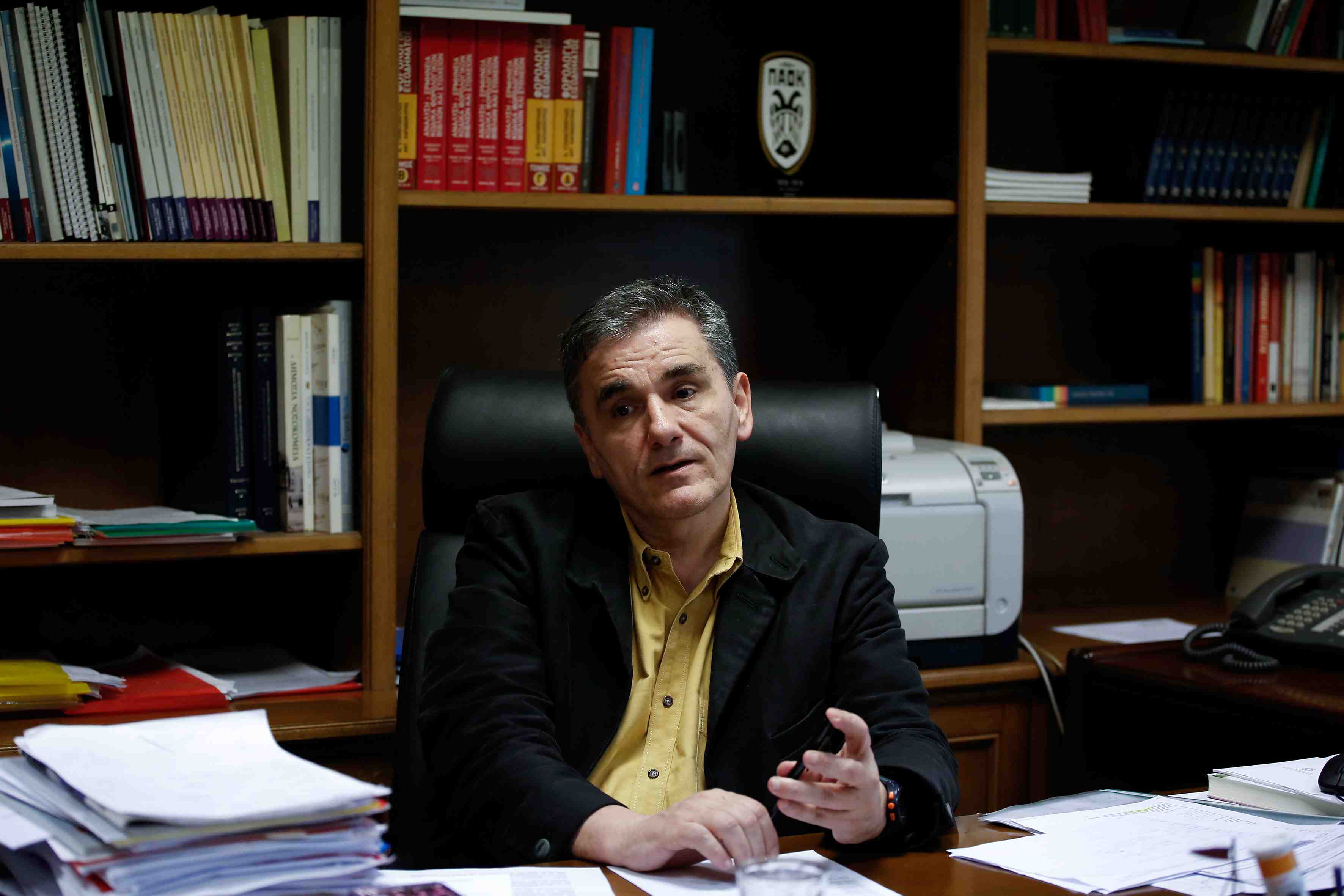 Athenes brave la tempete sur les marches et leve 3 milliards d'euros