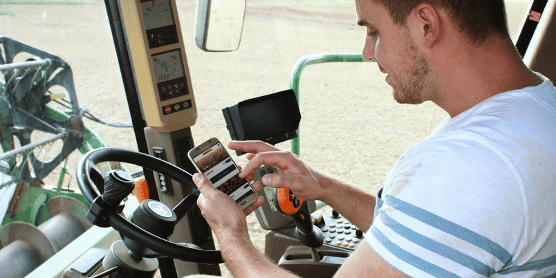 Un agriculteur, Émeric, utilise Perfarmer depuis son tracteur