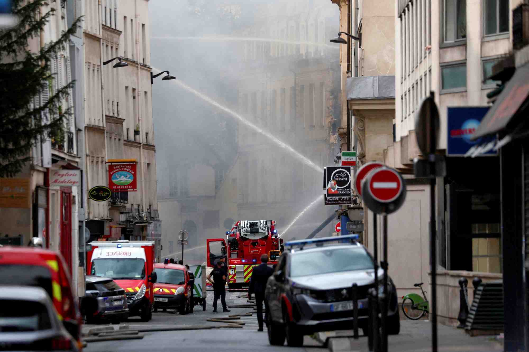 Des pompiers francais apres l'incendie de plusieurs batiments suite a une explosion de gaz dans le cinquieme arrondissement de paris