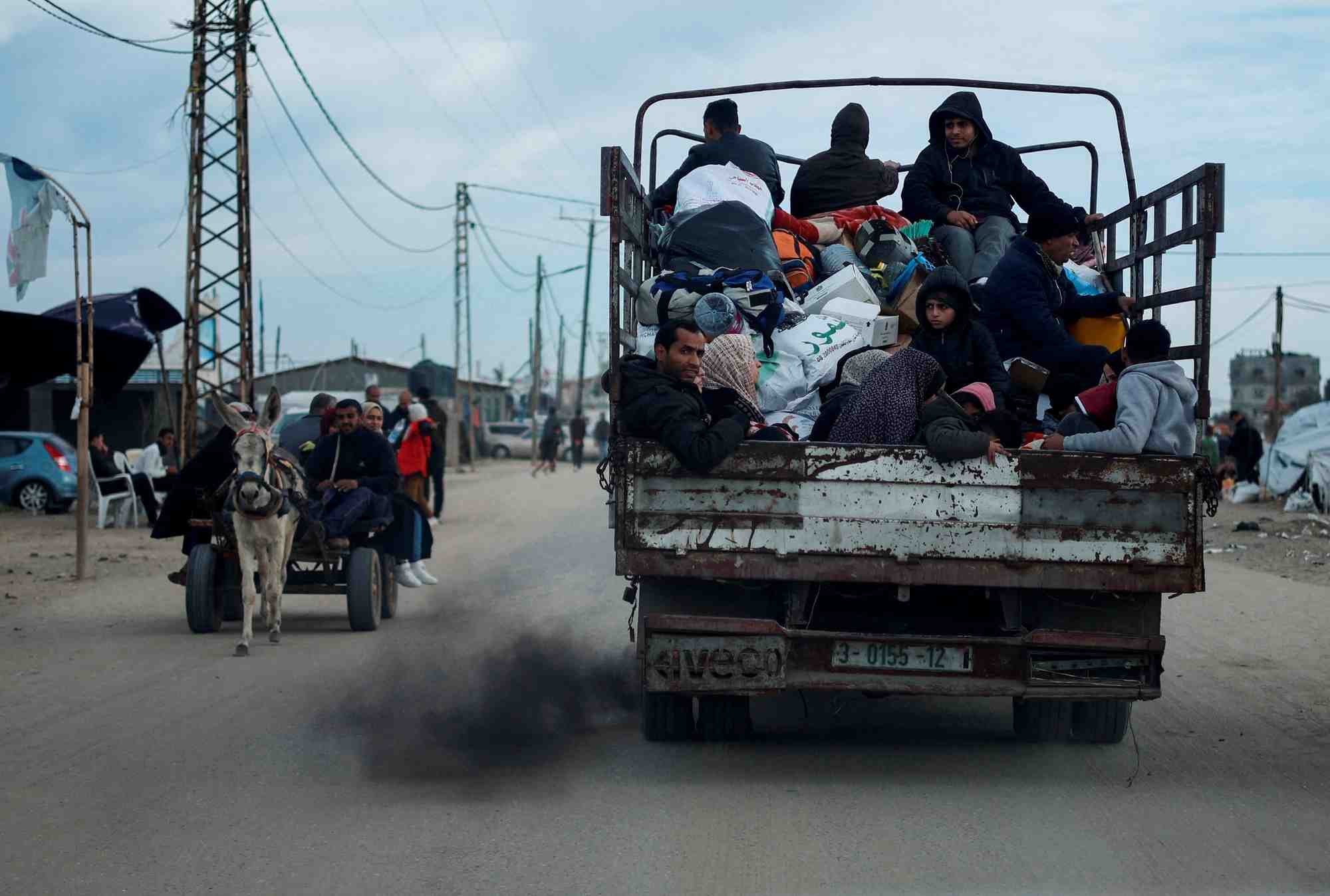 Des palestiniens quittent rafah, dans le sud de la bande de gaza