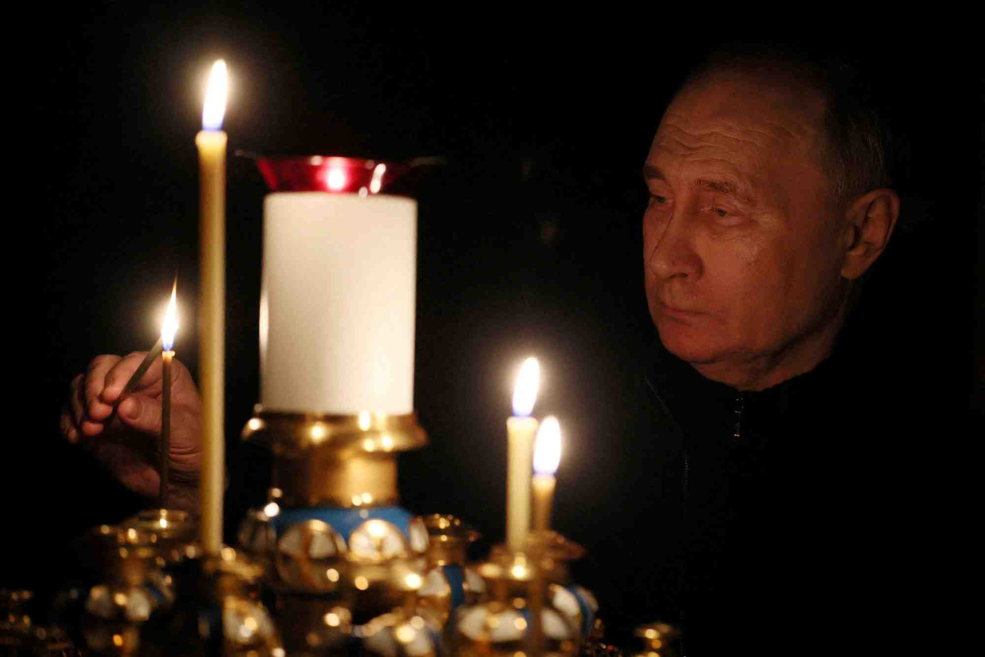 Le president russe poutine allume une bougie a la memoire des victimes de l'attentat contre le crocus city hall, dans la region de moscou