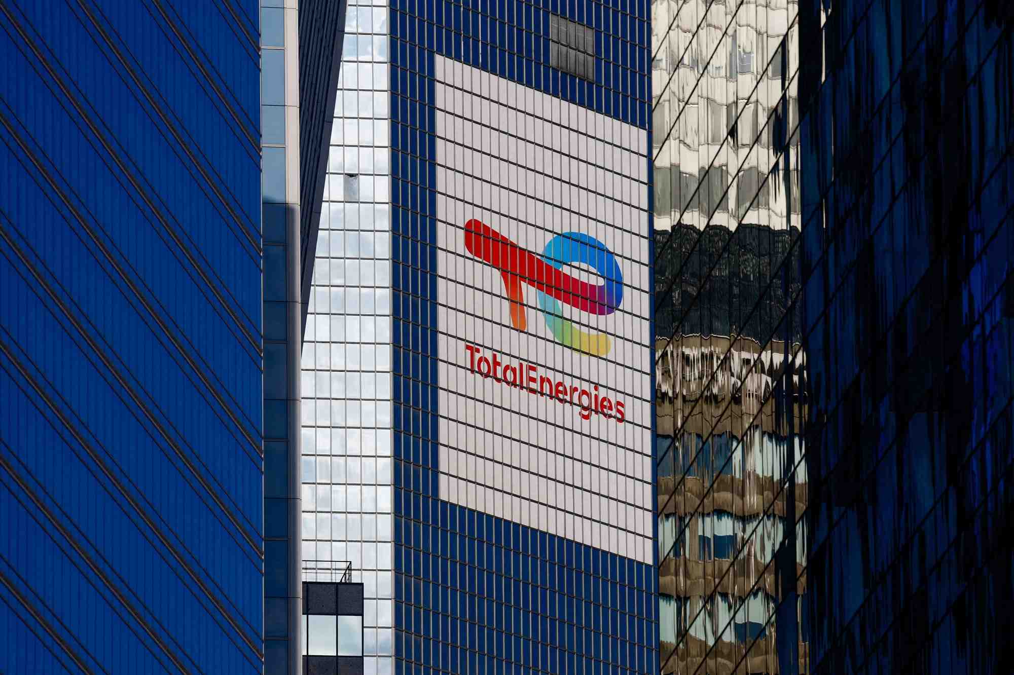 Le logo de totalenergies est visible sur son siege social
