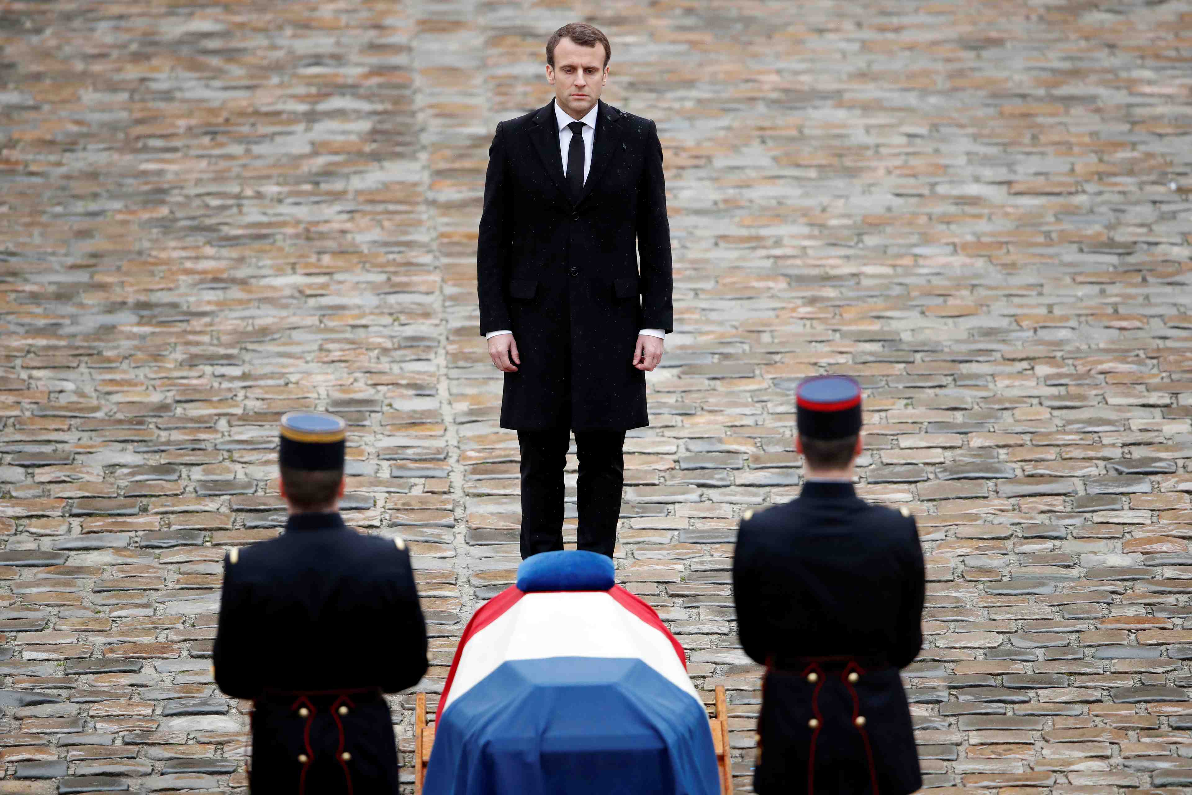 La france remportera la bataille contre l'islamisme "avec calme", dit macron
