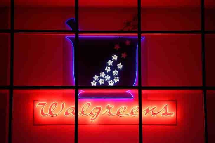 Walgreens rate le consensus sur les ventes, baisse du titre