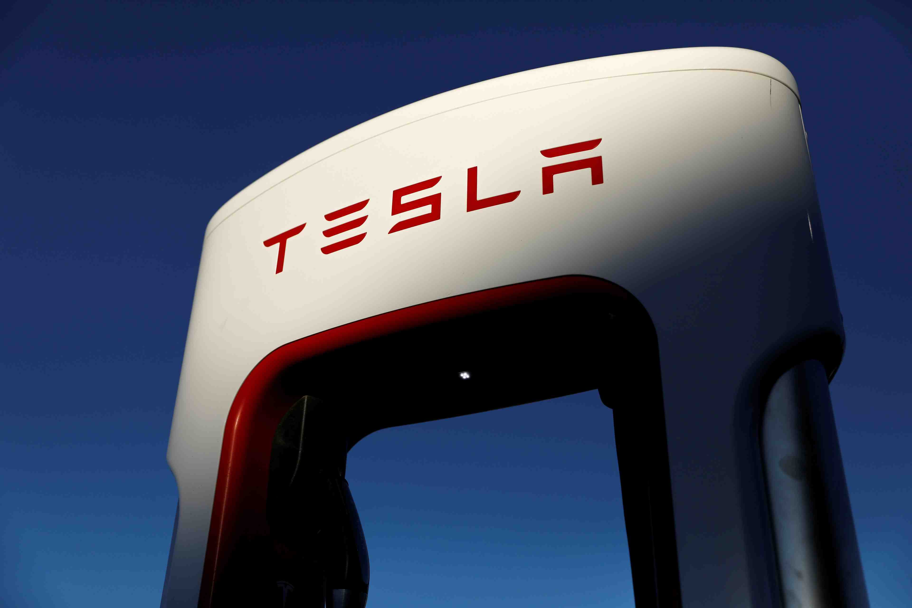Tesla bat le consensus au 3e trimestre, le titre grimpe