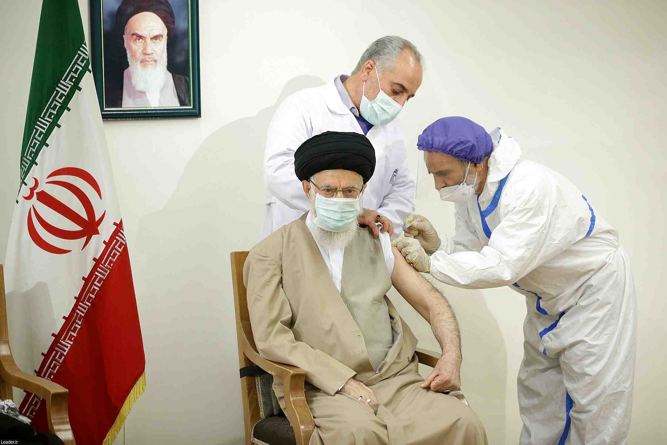 L'ayatollah khamenei vaccine avec le vaccin iranien coviran barakat