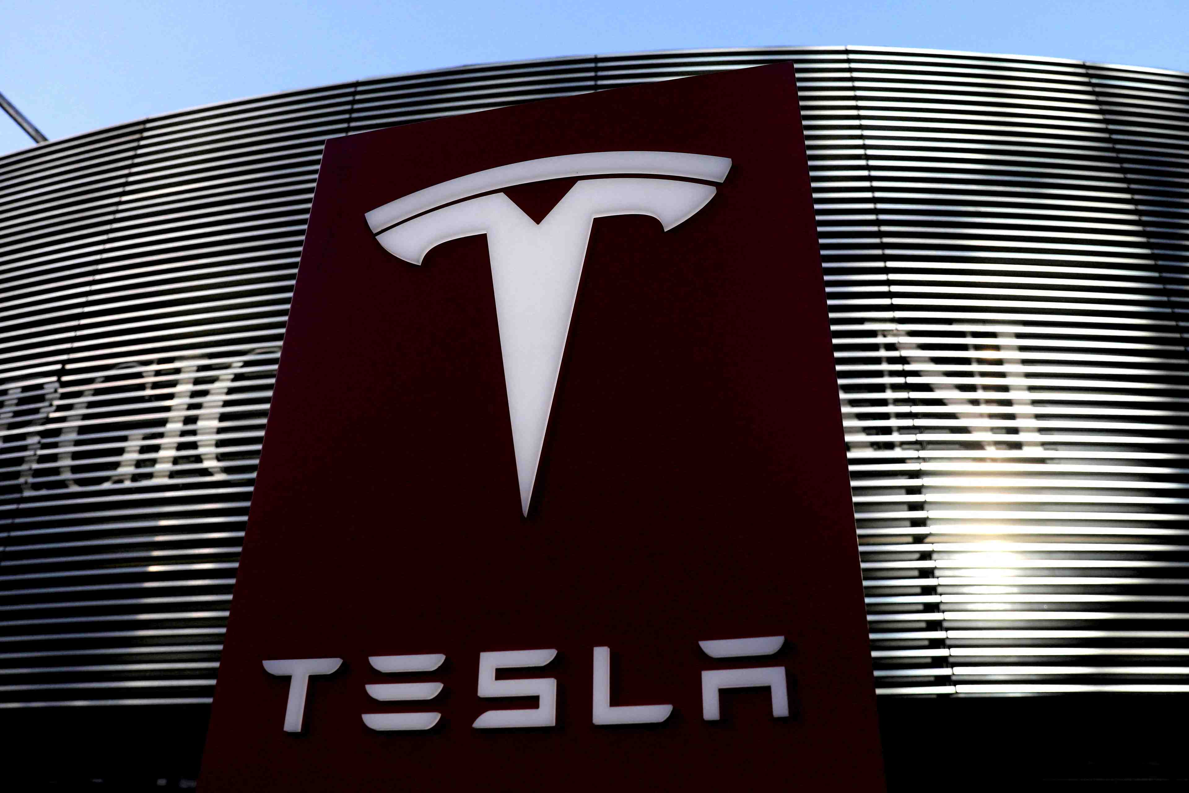 Tesla sous le feu des critiques apres avoir annonce l'ouverture d'une concession au xinjiang