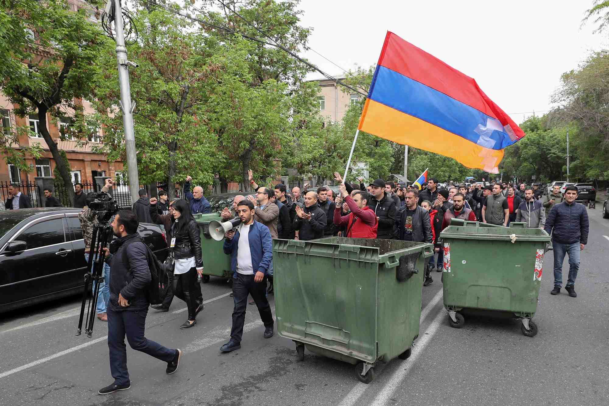 Armenie: des manifestants hostiles au premier ministre bloquent des batiments gouvernementaux