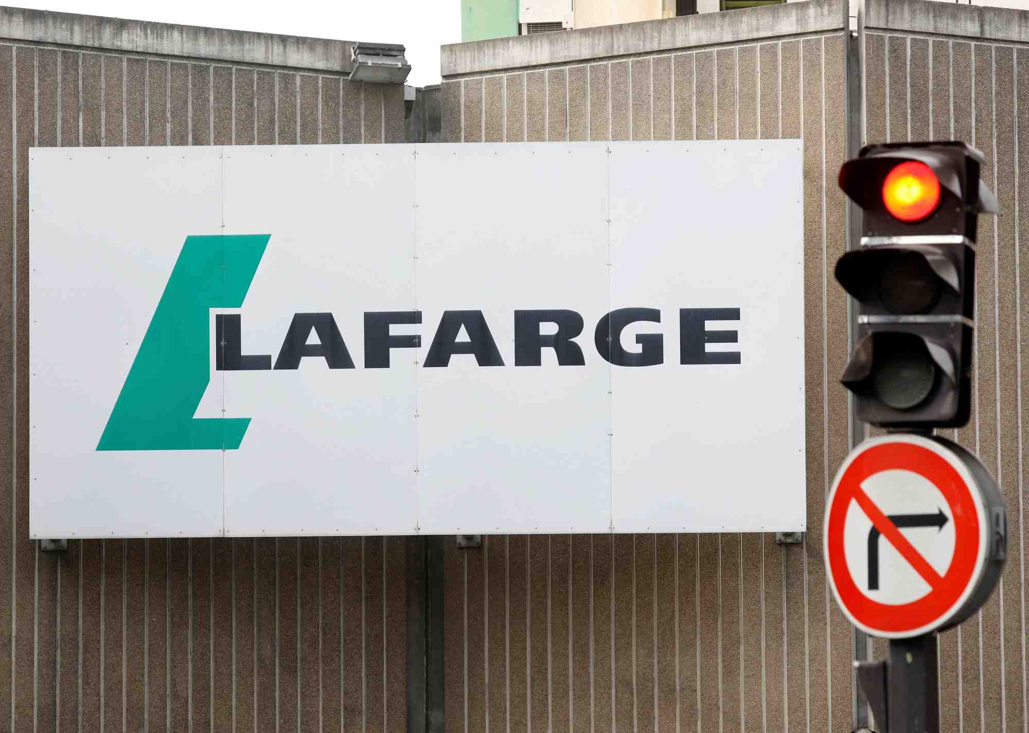 Le logo du cimentier lafarge sur son usine de bercy