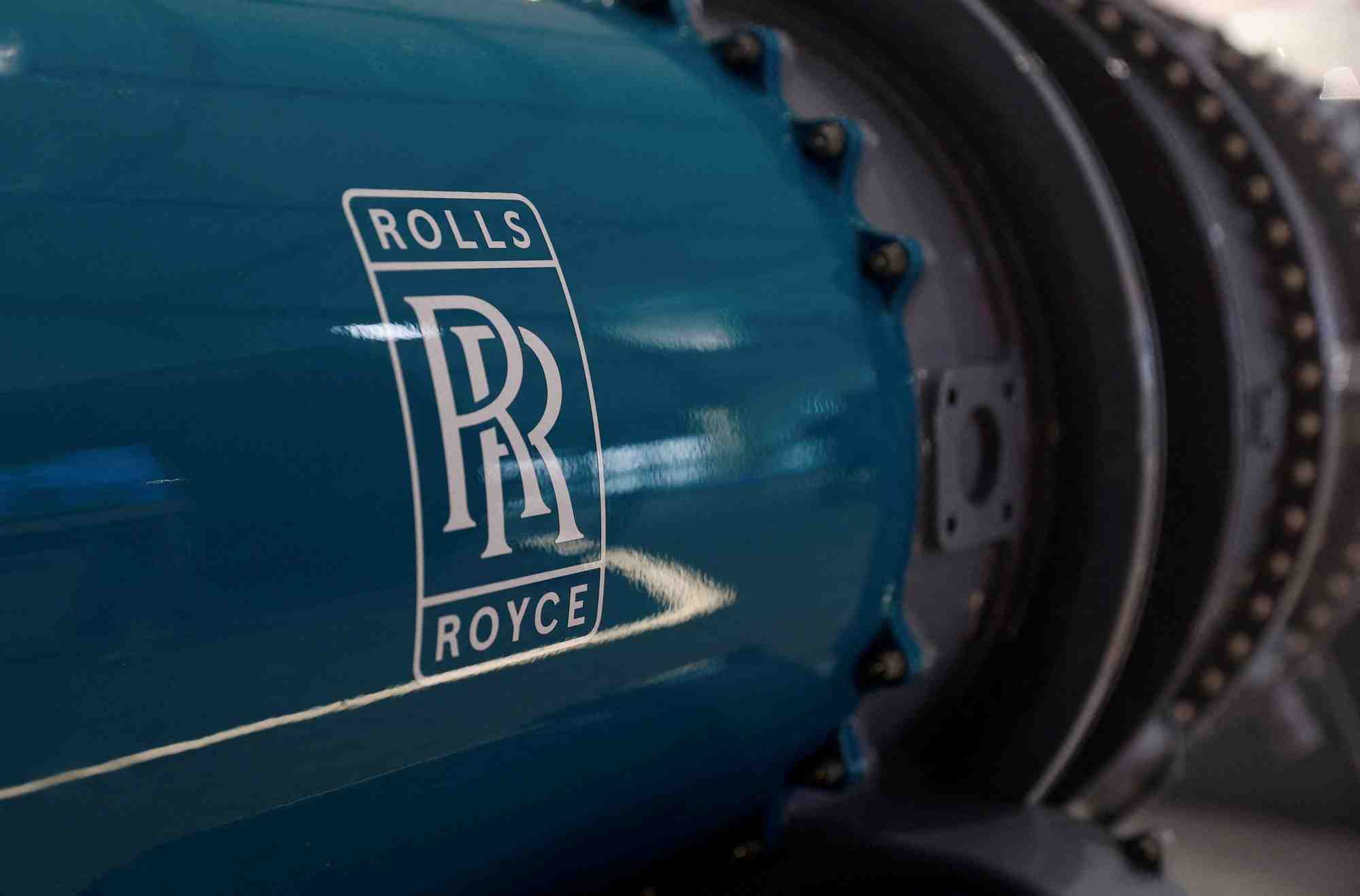 La signaletique de rolls royce est visible sur la maquette d'un moteur au salon international de l'aeronautique de farnborough, a farnborough