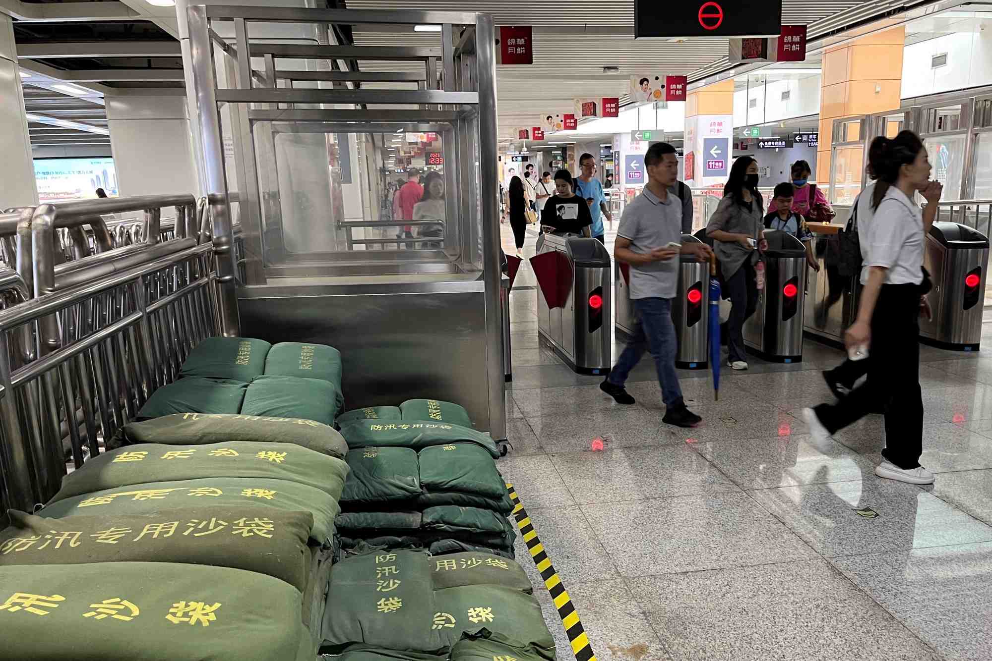 Une station de metro, a l'approche du super typhon saola, a shenzhen