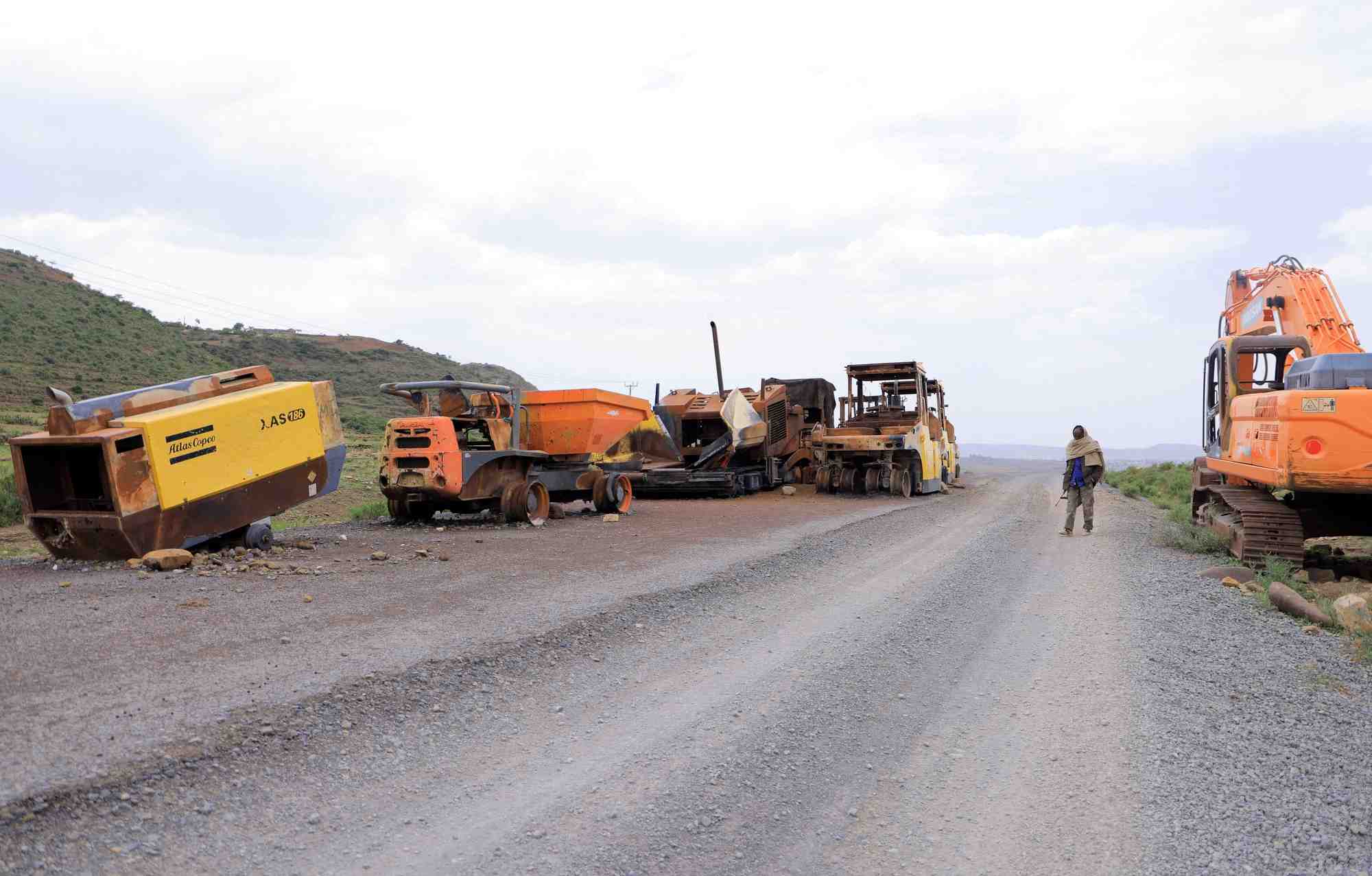 Des engins de construction detruits lors de combats dans la region du tigre