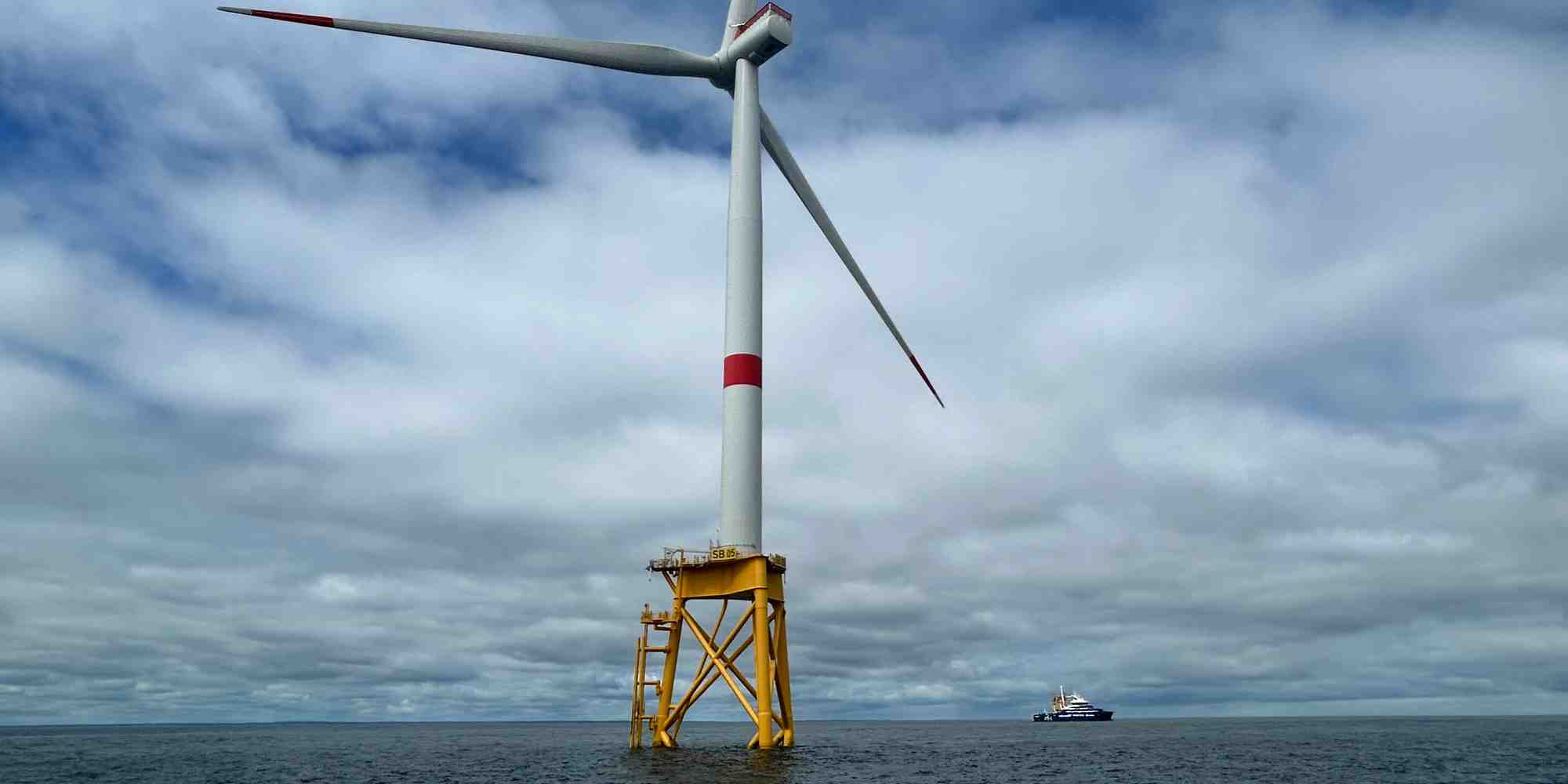Une des 62 éoliennes du parc de Saint-Brieuc (Côtes-d’Armor), exploité par Ailes marines, une filière du groupe espagnol Iberdrola.
