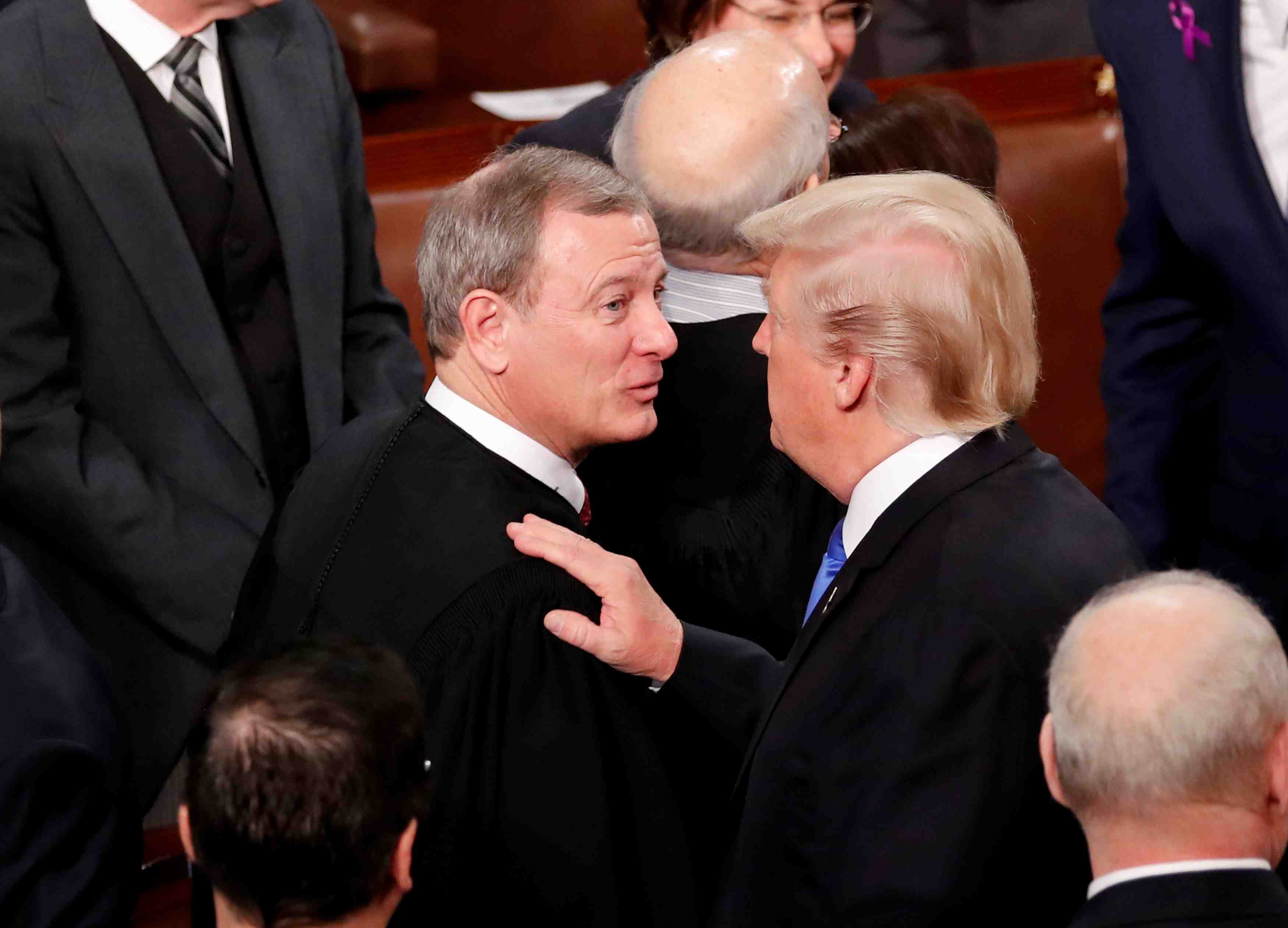 Usa: querelle entre trump et le president de la cour supreme