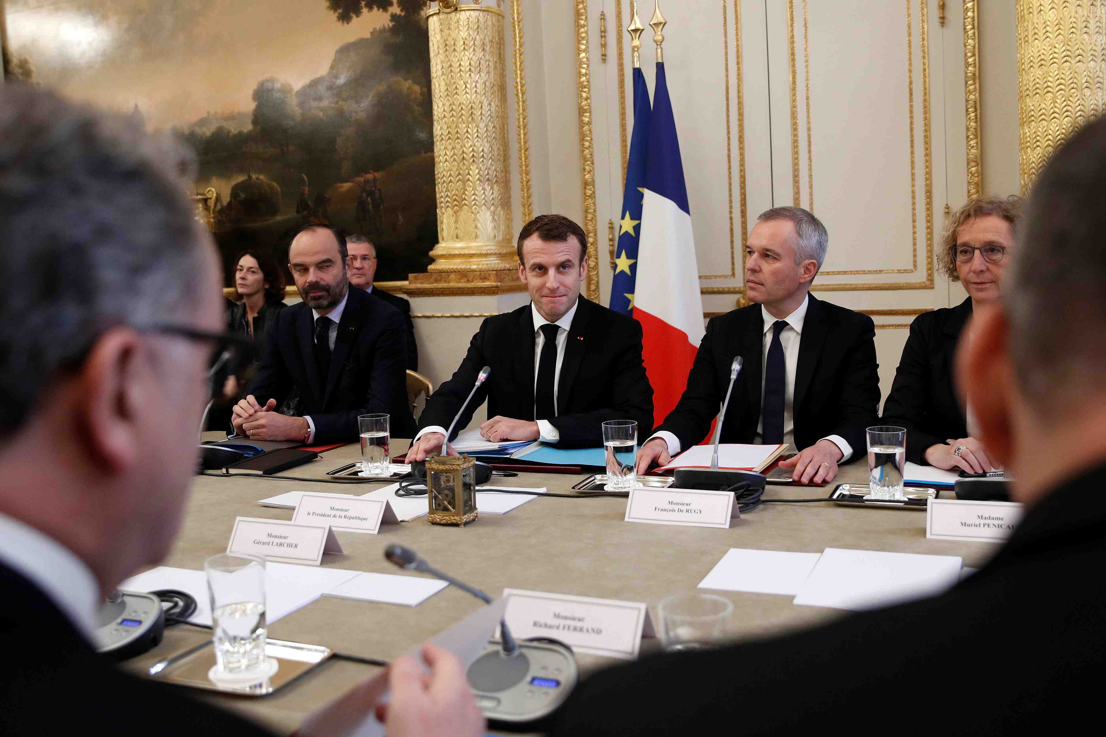 Macron n'a pas revele ses annonces, veut du dialogue