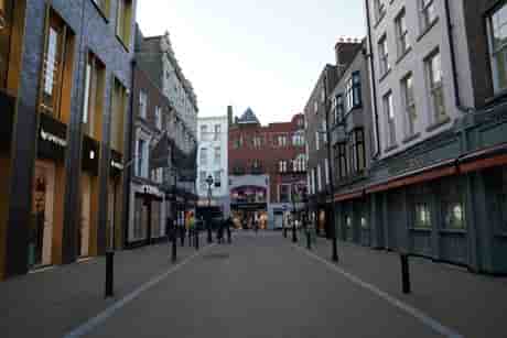 Coronavirus: l'irlande ferme pubs et restaurants face a une hausse des cas chez les personnes agees