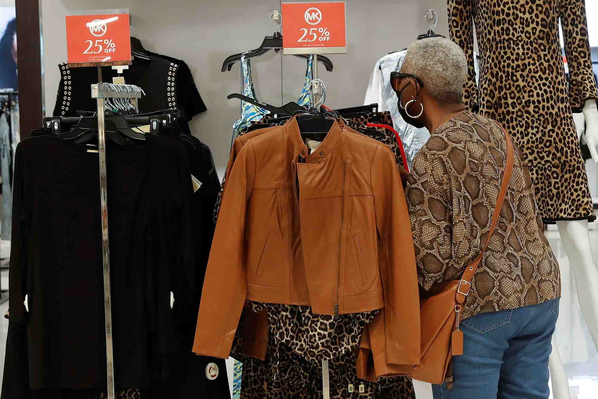 Usa: les depenses de consommation en legere baisse en mai