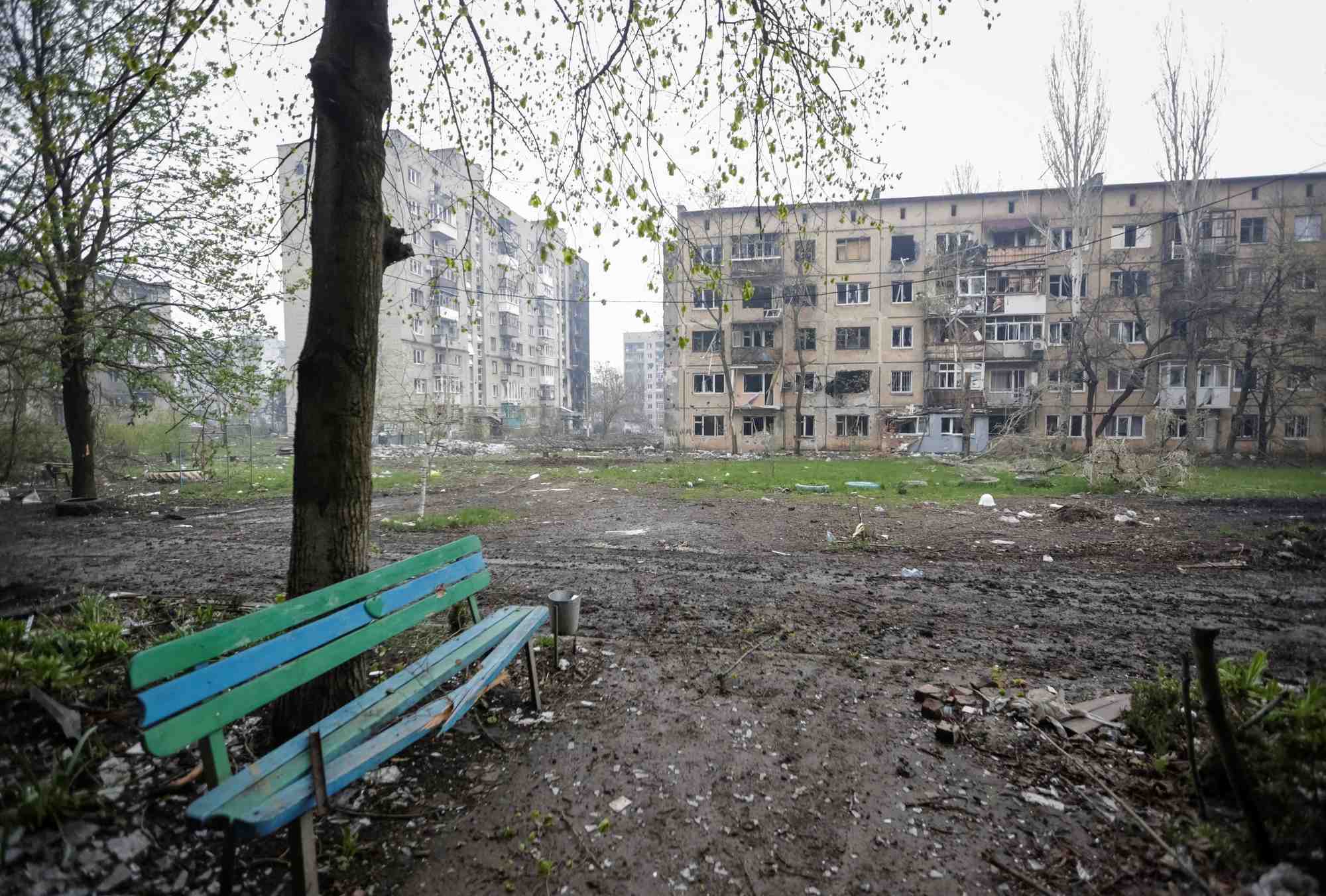 Une vue montre des batiments residentiels endommages par une frappe militaire russe dans la ville de premiere ligne de bakhmut