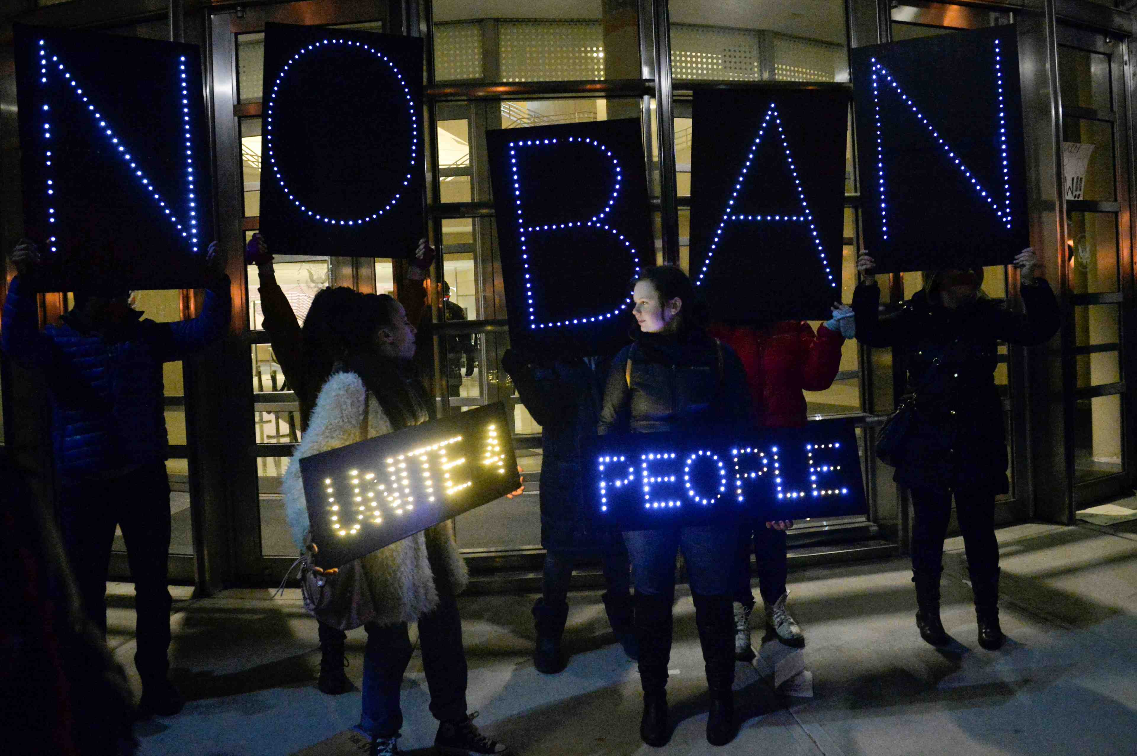 Les americains divises par le decret anti-migrants de trump