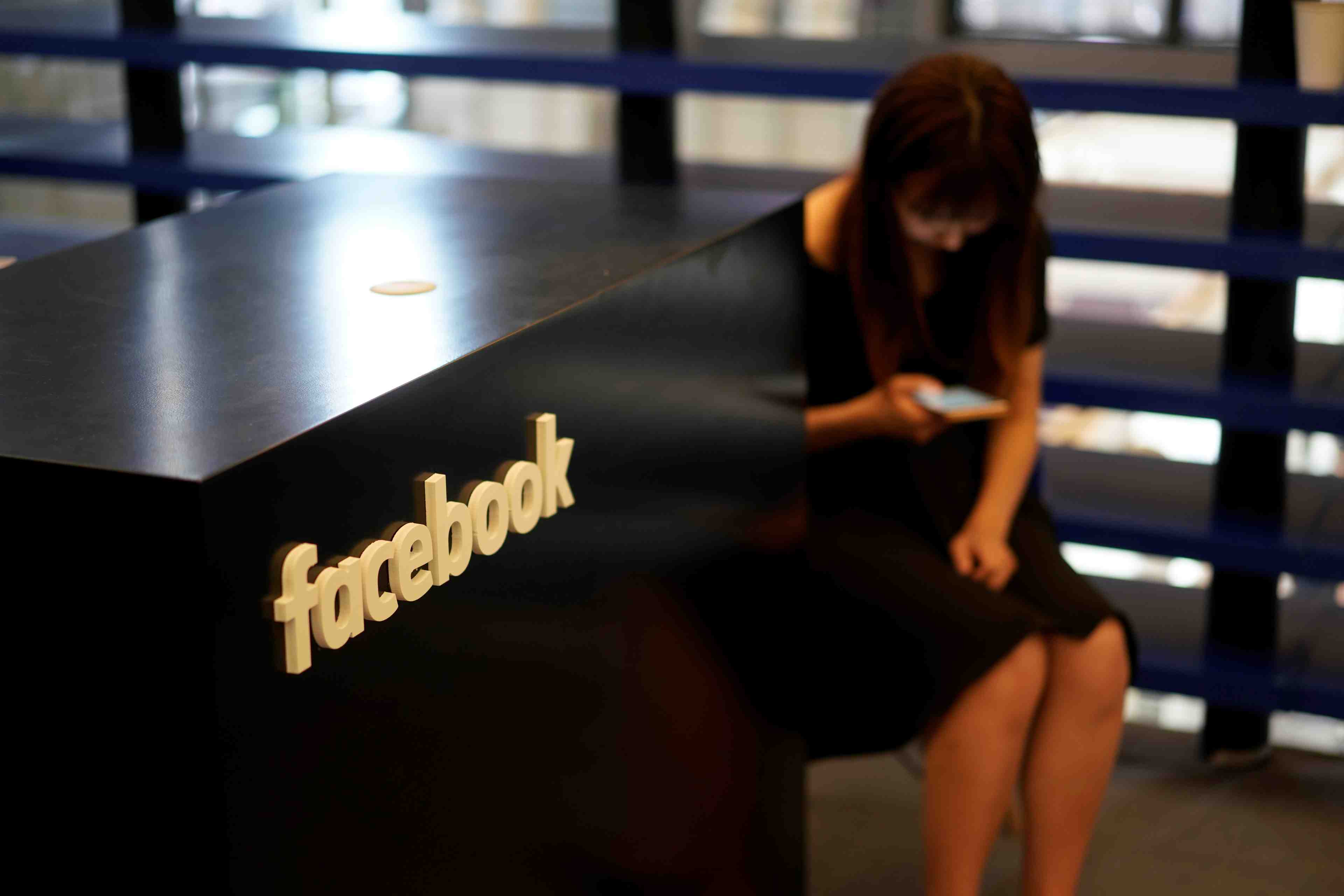 Facebook supprime le compte du chef de l'armee birmane