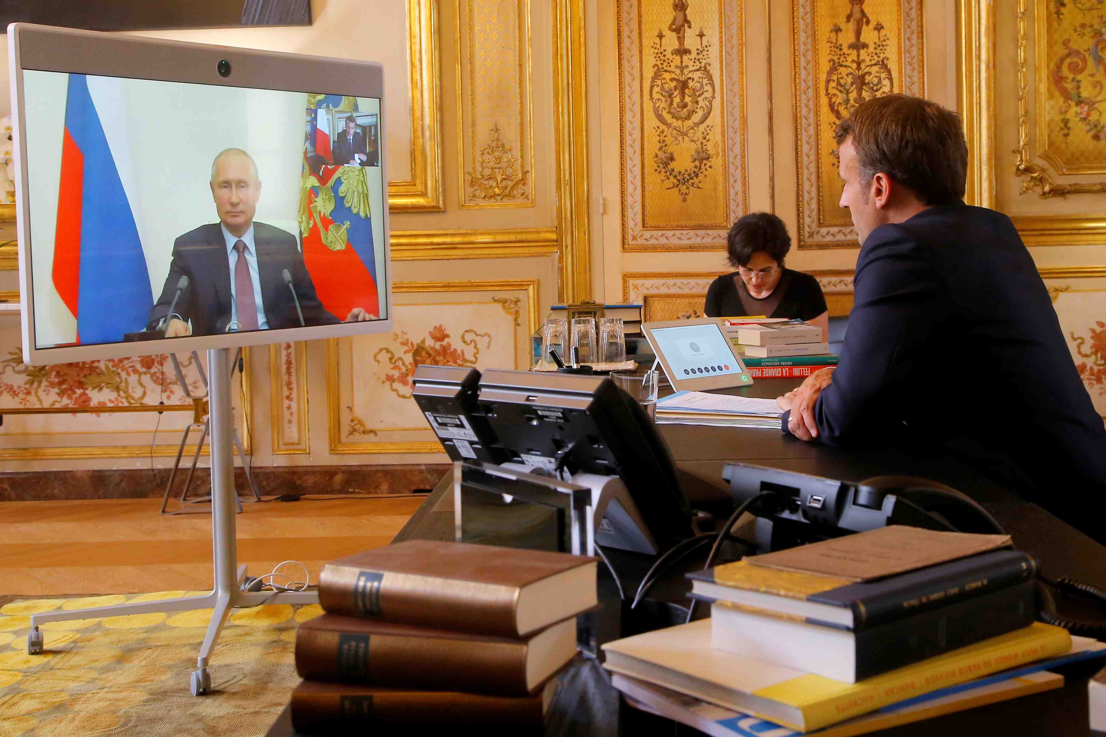 France: macron evoque l'ukraine et la libye lors d'un entretien avec poutine
