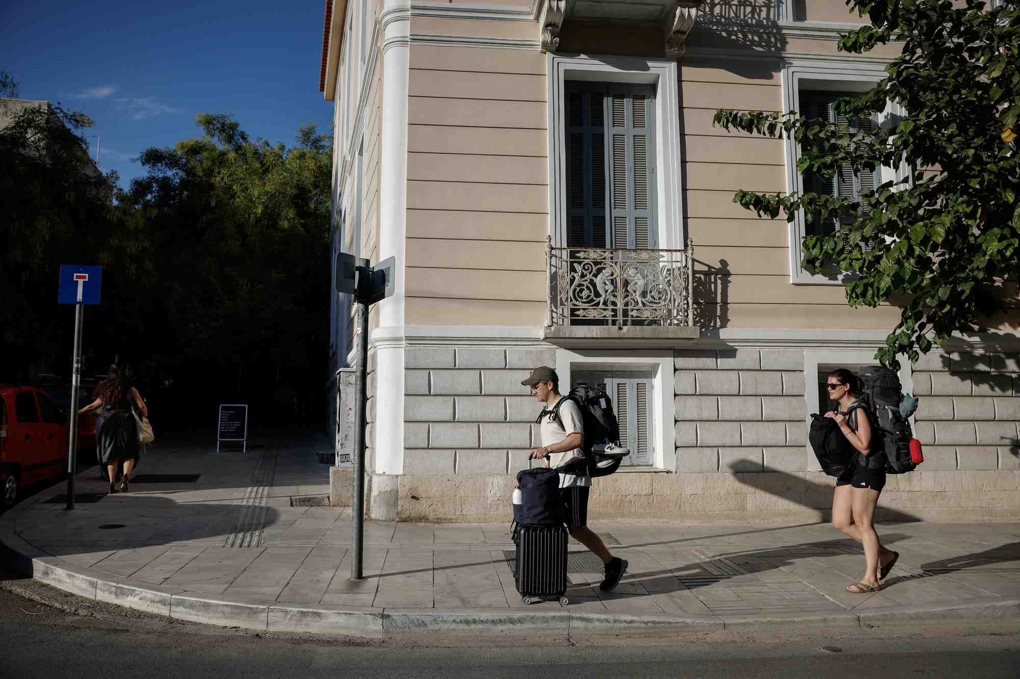 Des touristes dans le quartier de koukaki, a athenes