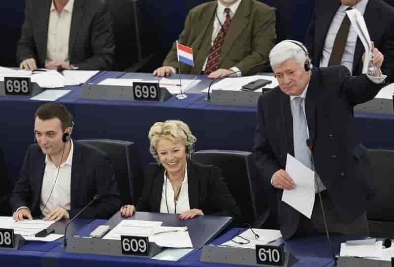 Bruno gollnisch renonce a la tete de liste fn en paca