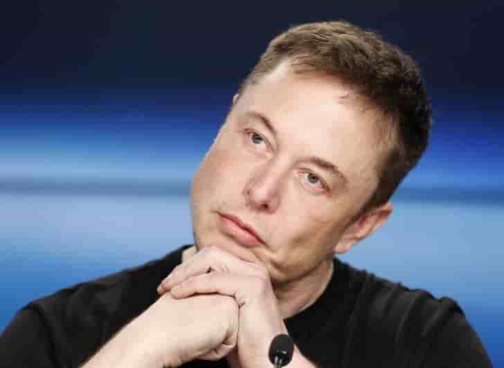 Tesla coupe court aux questions des analystes, le titre chute